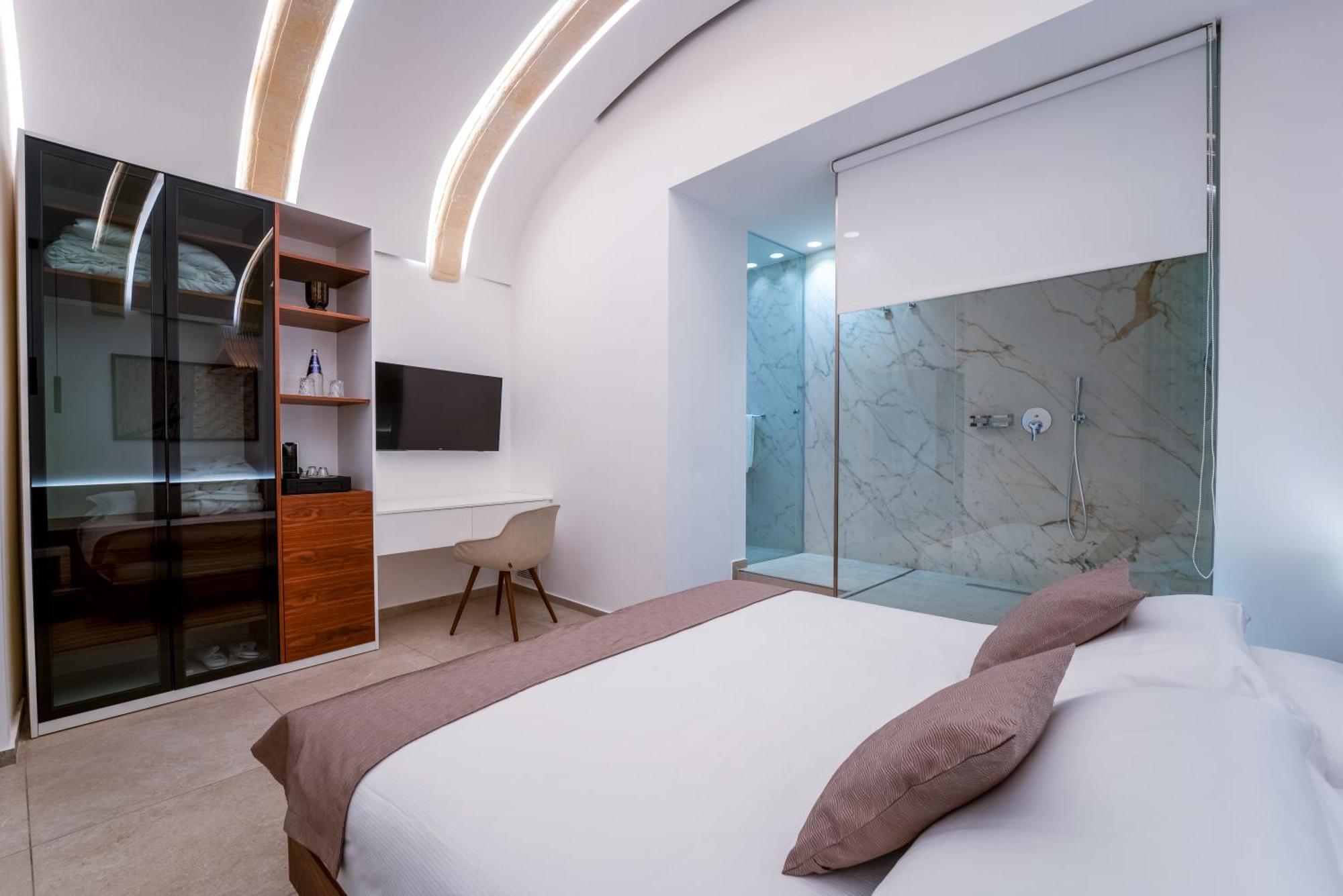 Deluxe Interior Suite
