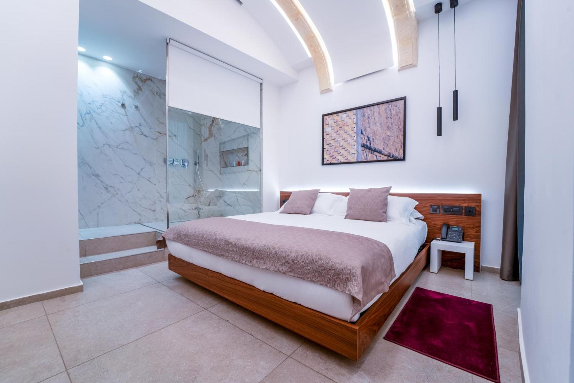 Deluxe Interior Suite