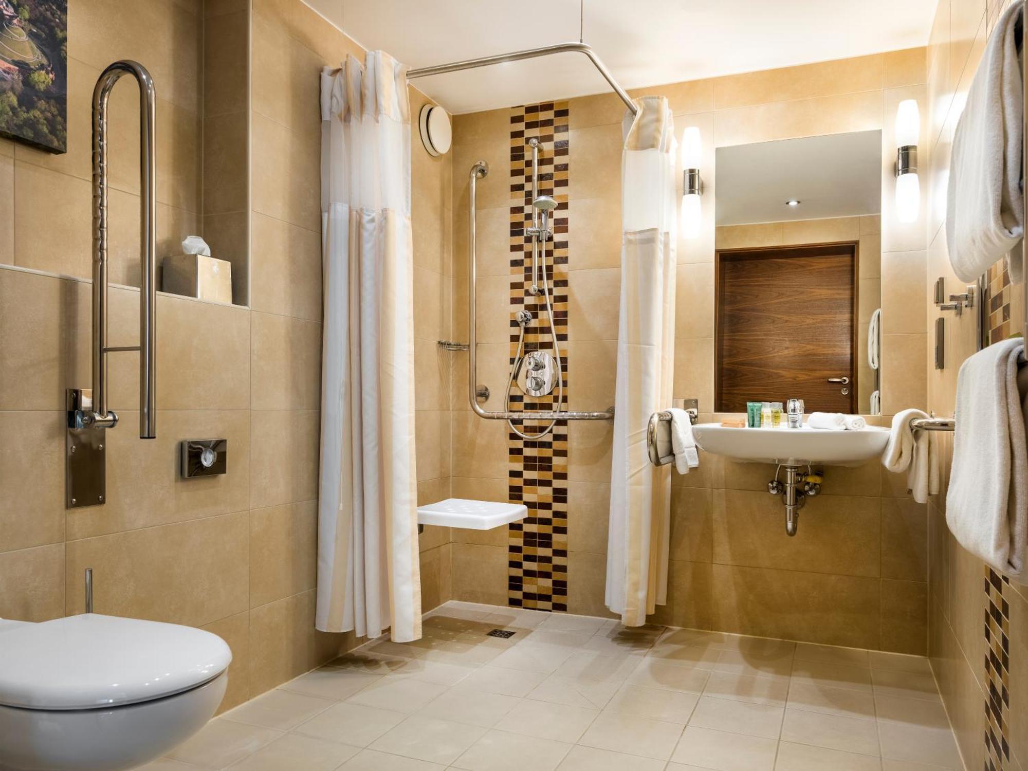 Queen Room Accessible