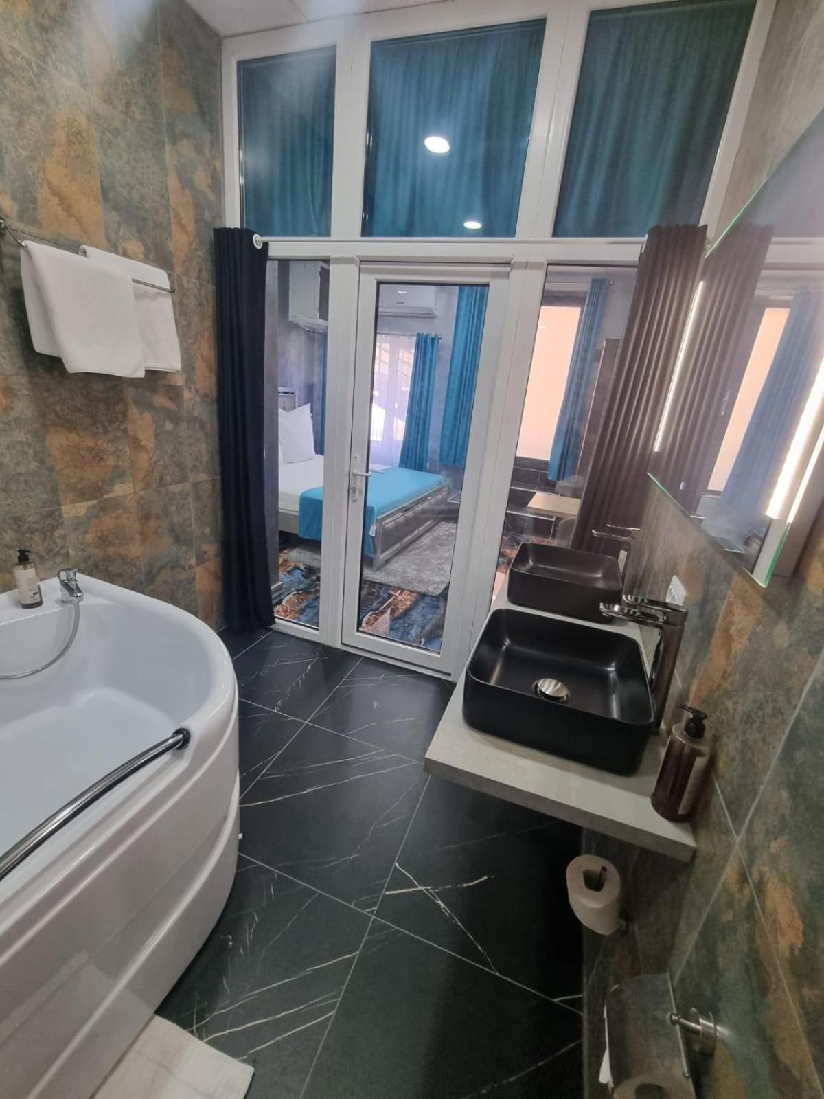 Room 14 The poet's room bathtub kitchenette 1 car space