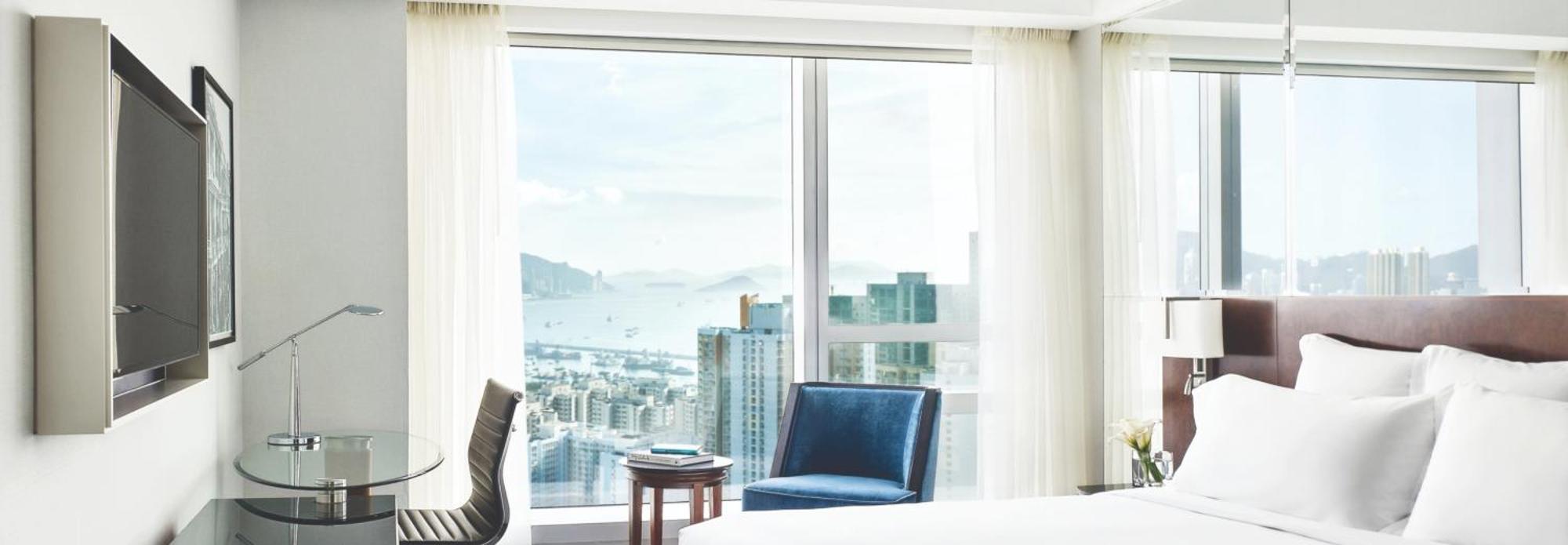 – Deluxe Upgrade & F&B Credit