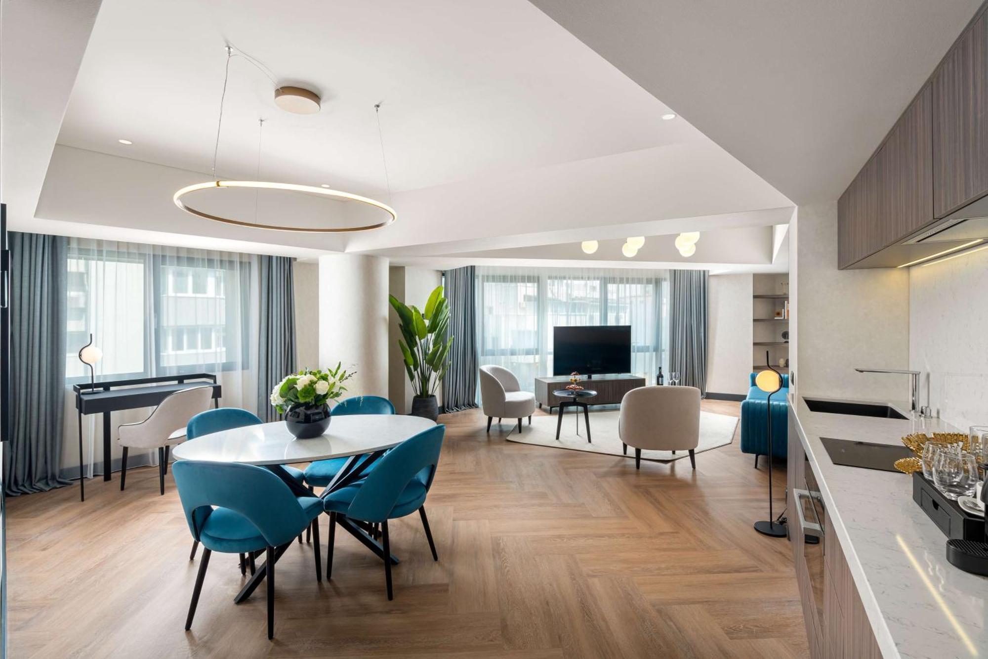 Executive King Suite Lounge Access