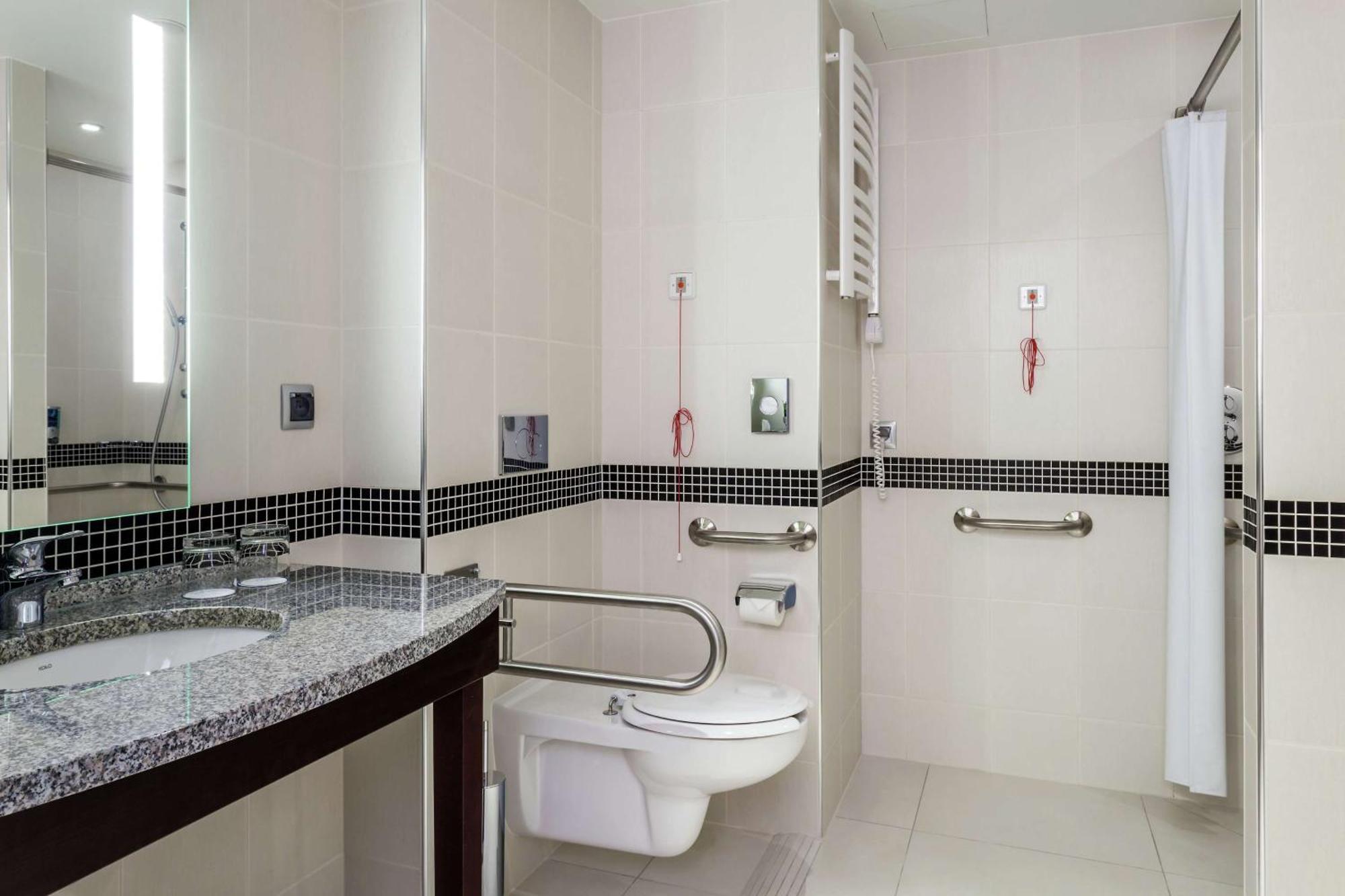 Queen Room Accessible