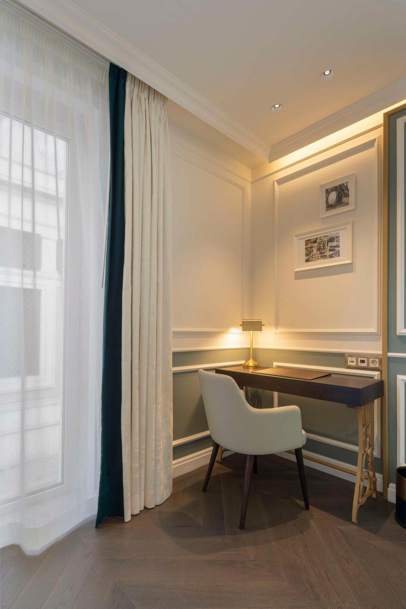 Premium Corner King Room