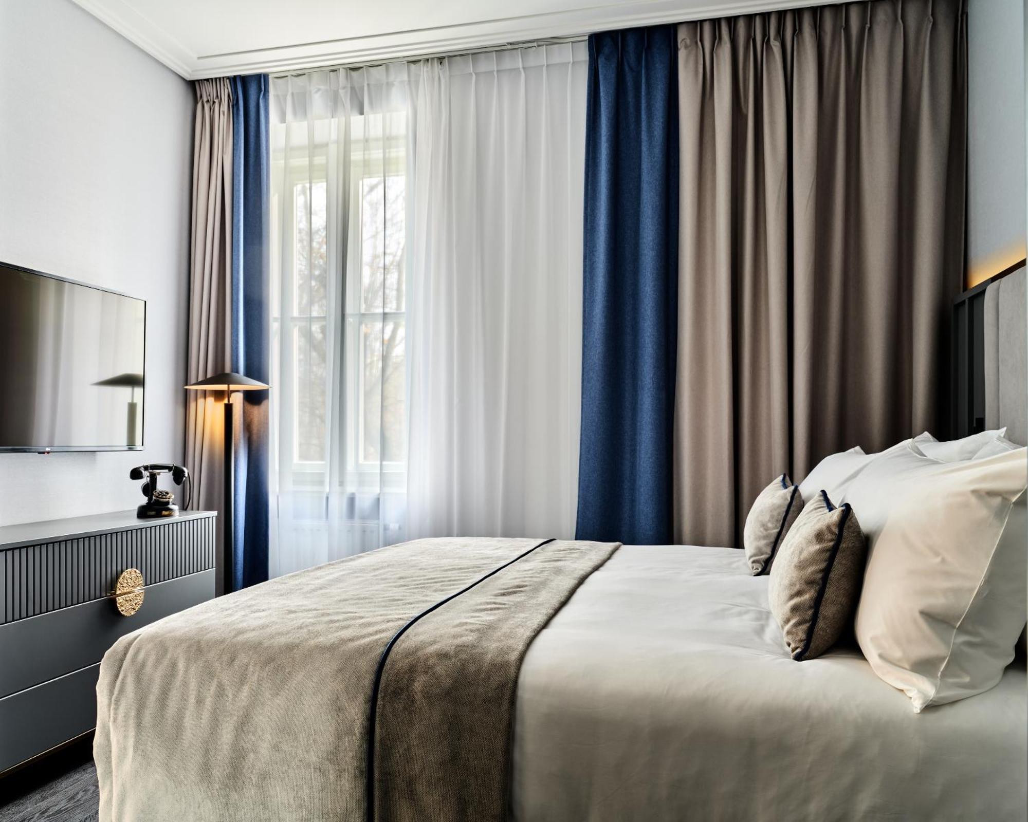 Corner King Room City View
