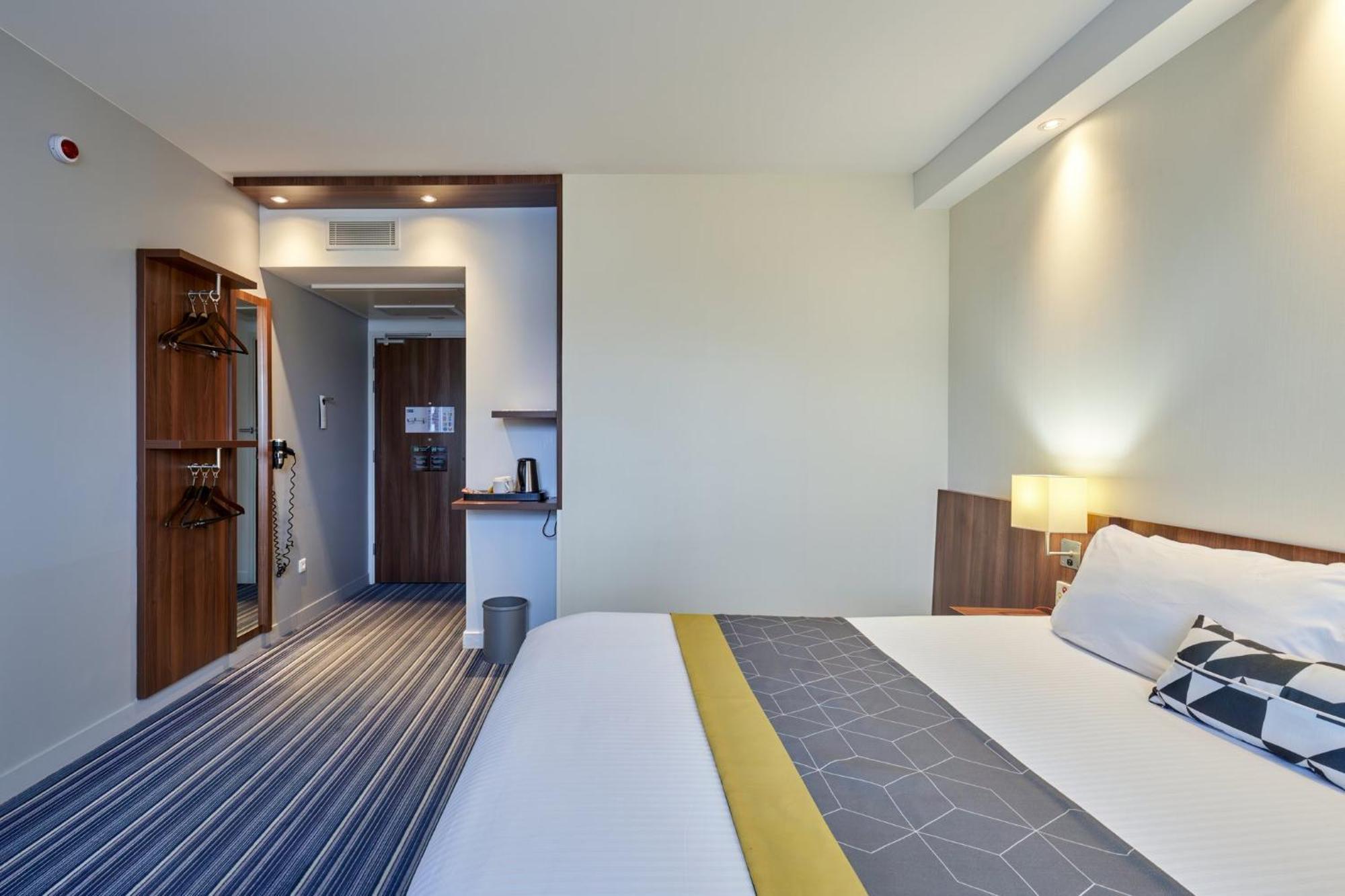 Standard Queen Room Accessible