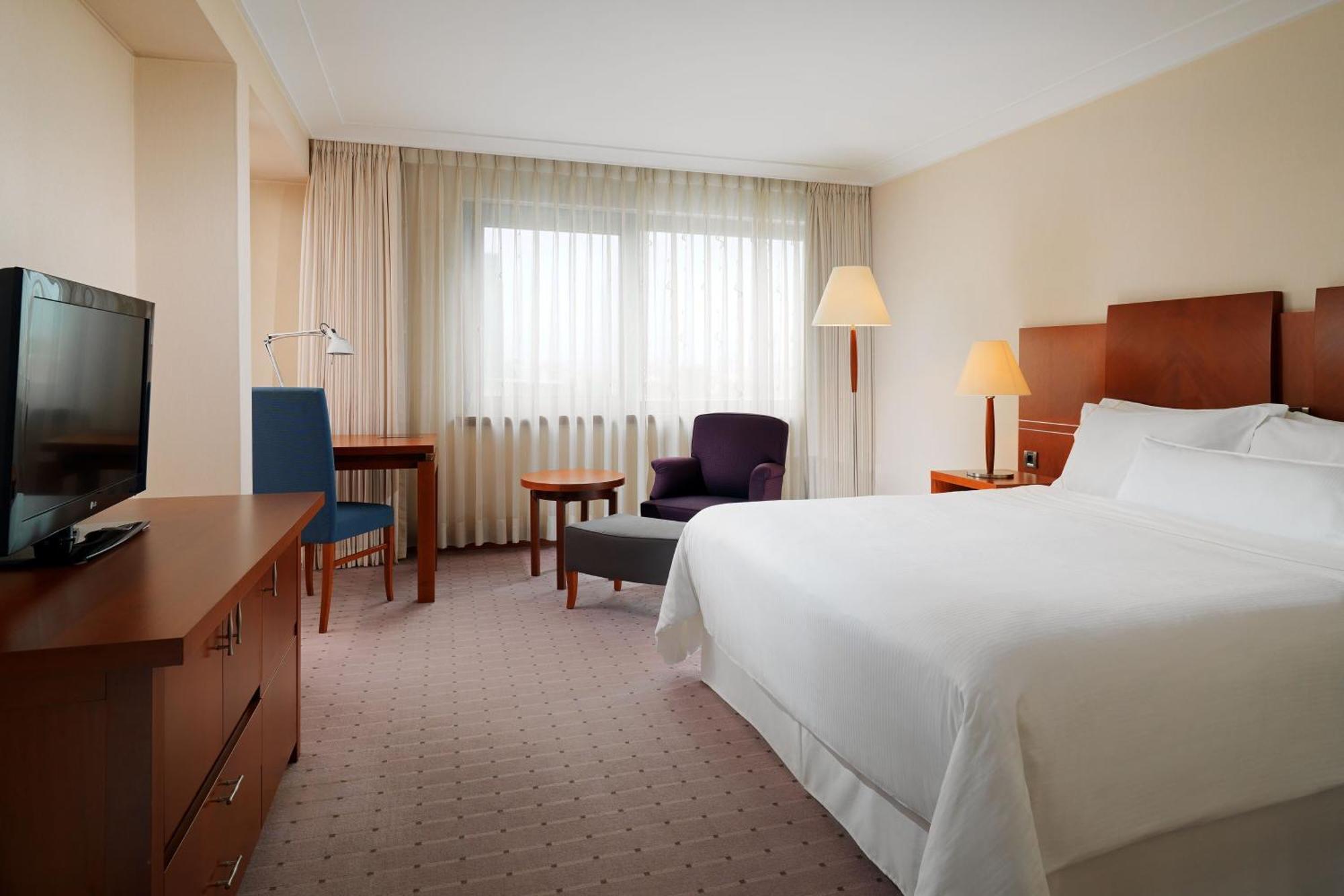Deluxe King Non Smoking Guest room 1 King City view