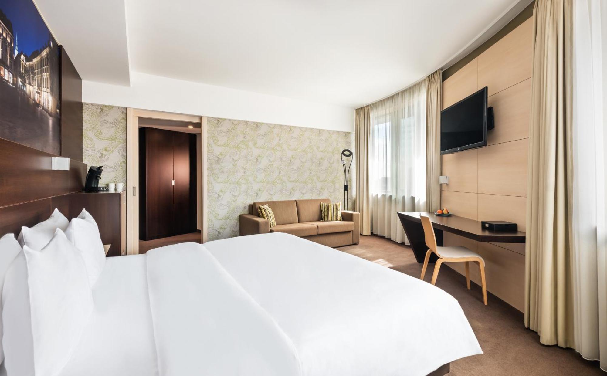 Deluxe King Room City View