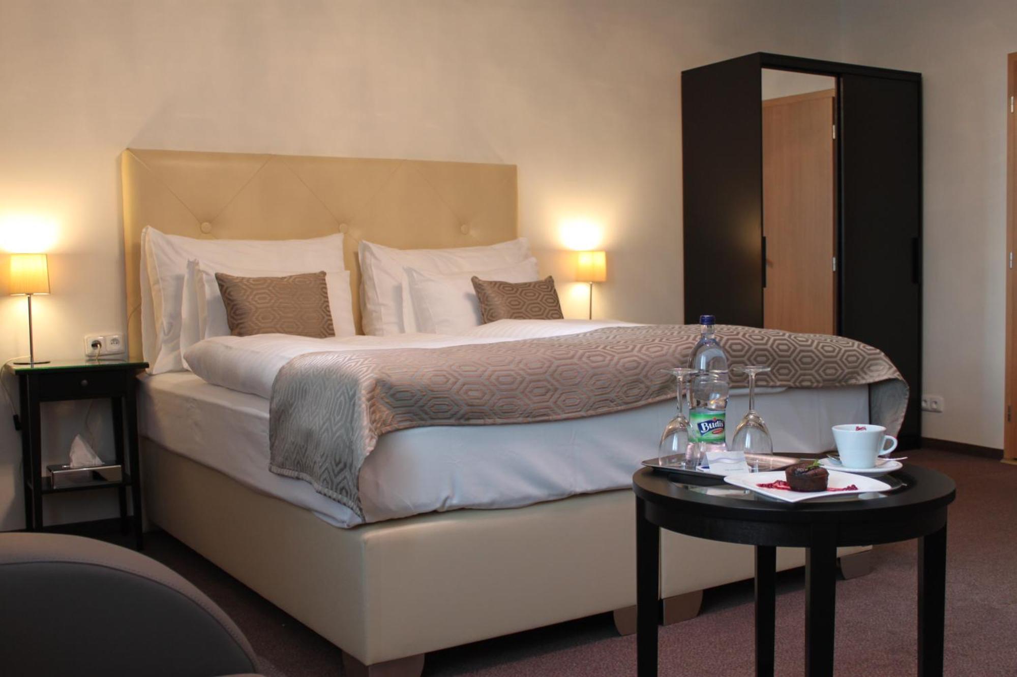 Deluxe Double Room Shower