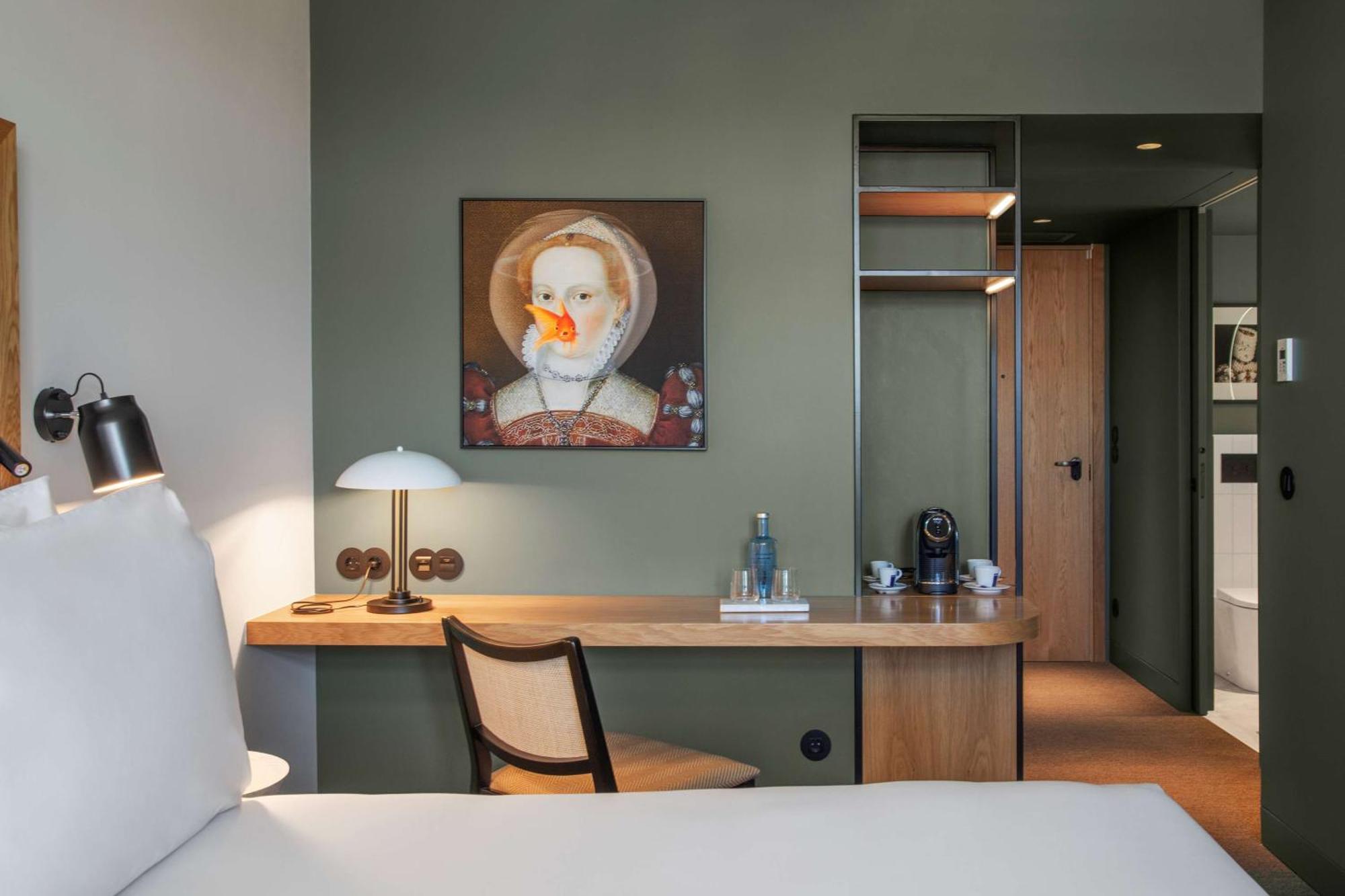 Superior King Room City View