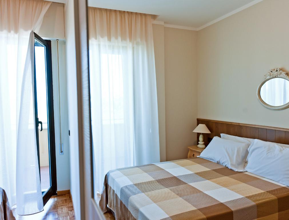 Double or Twin Room with Sea View,936867592:JPEG