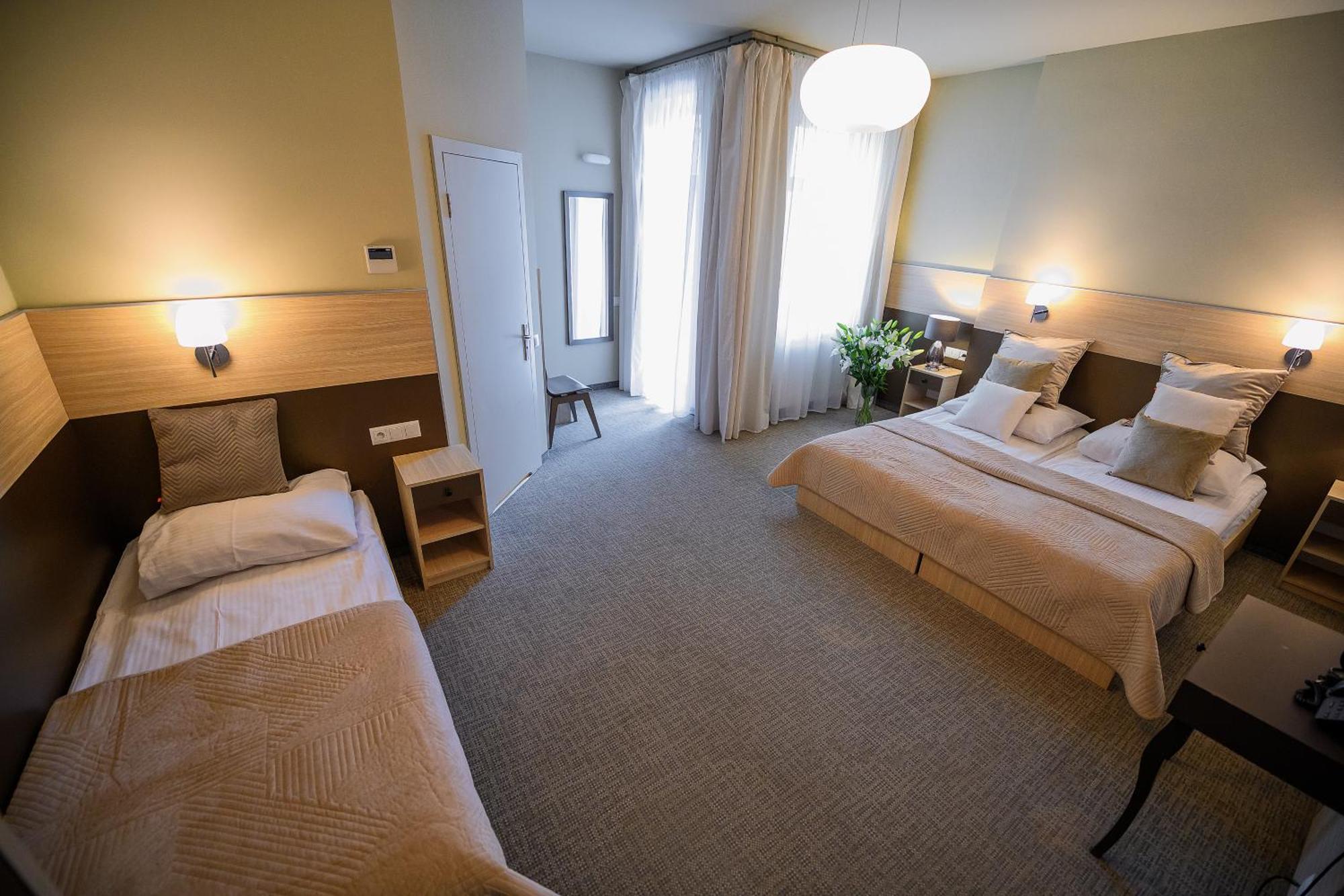 Double Room Extra Bed Private Bathroom