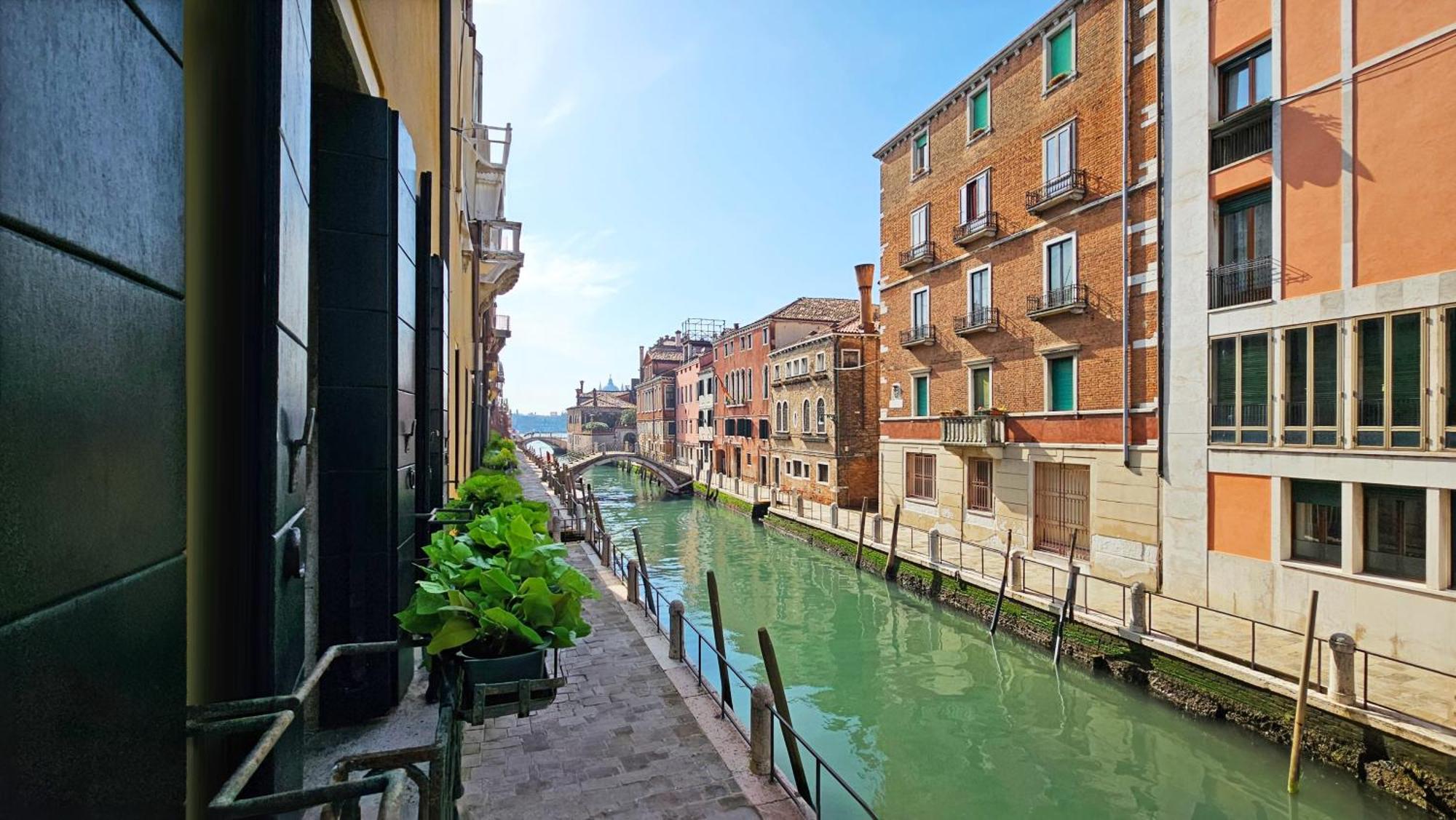 Camera Tripla Deluxe con Vista Canale