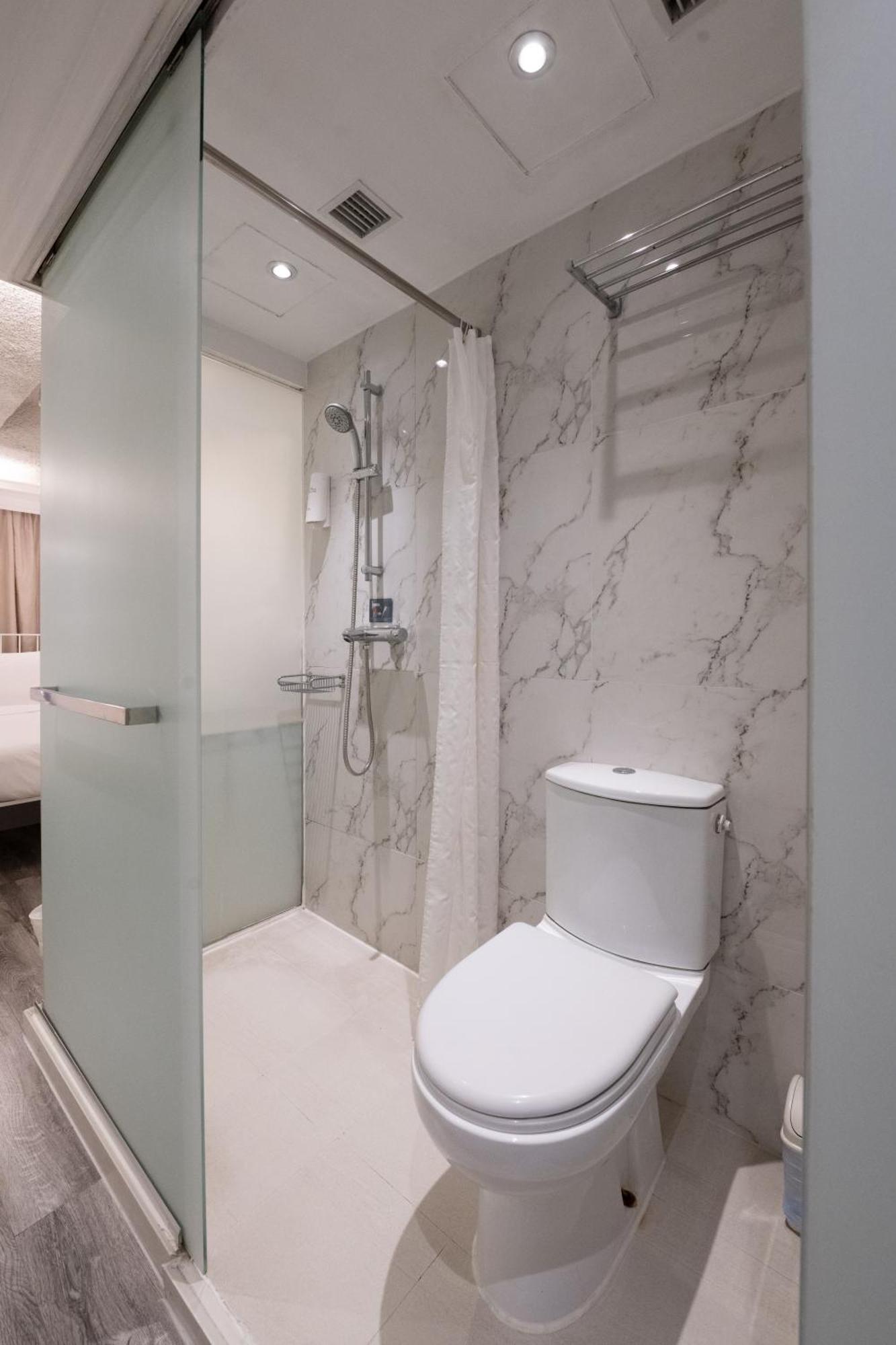 Smart Queen Room