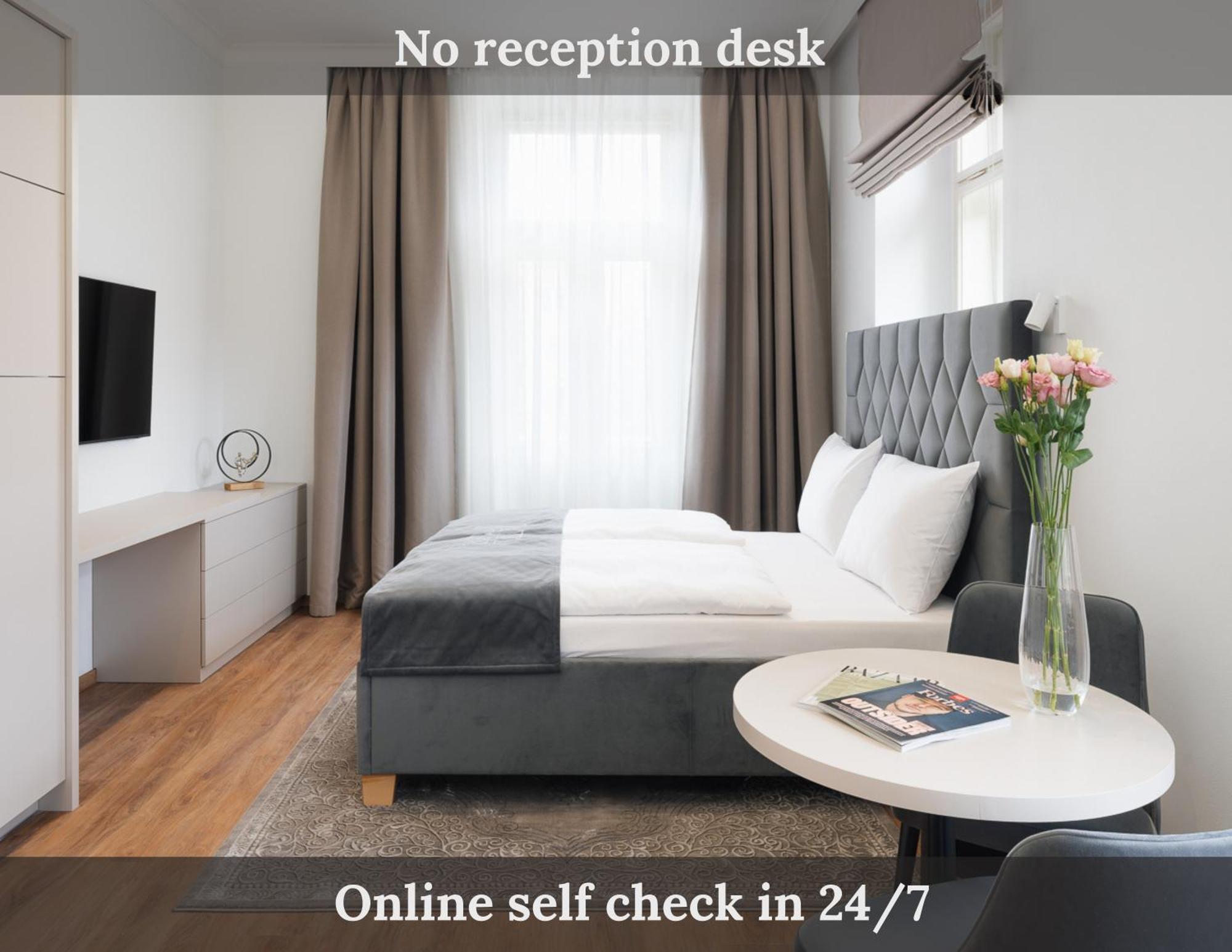 DELUXE Apartment with balcony and square view