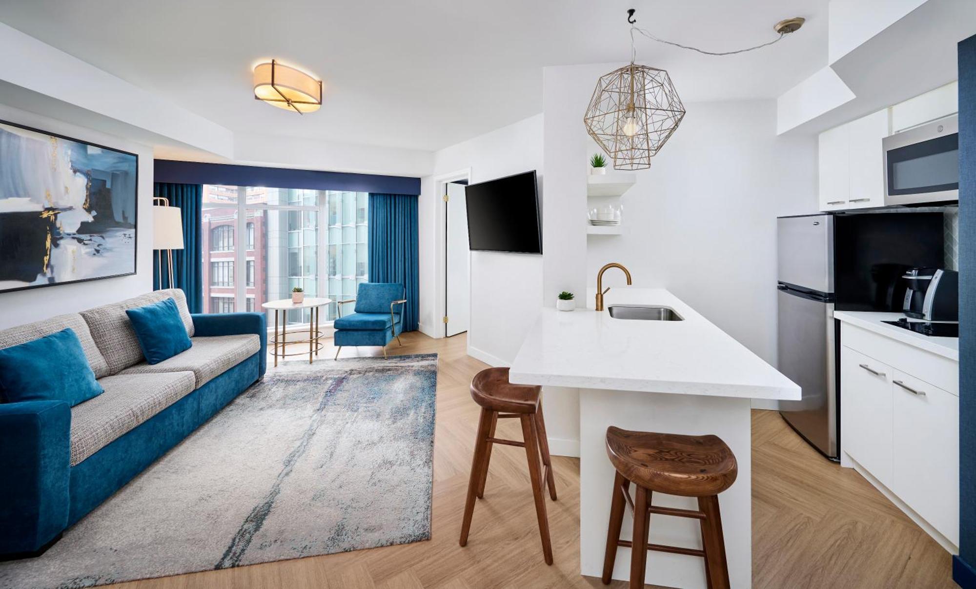 Deluxe Queen Suite