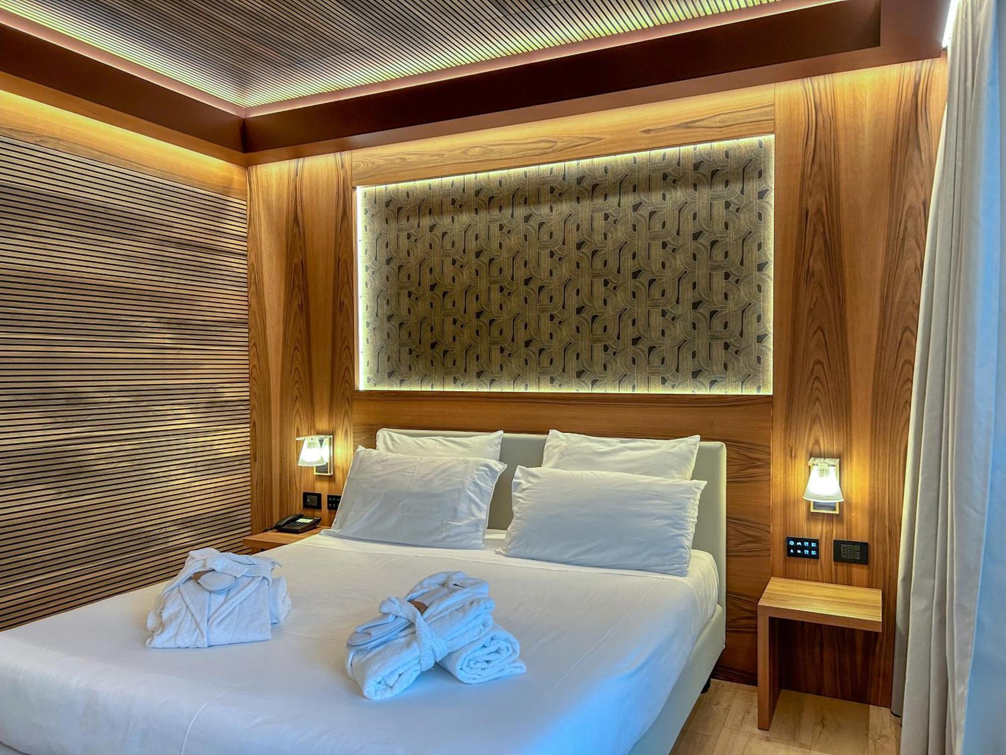 Executive Double Room with Balcony and Partial Lake View