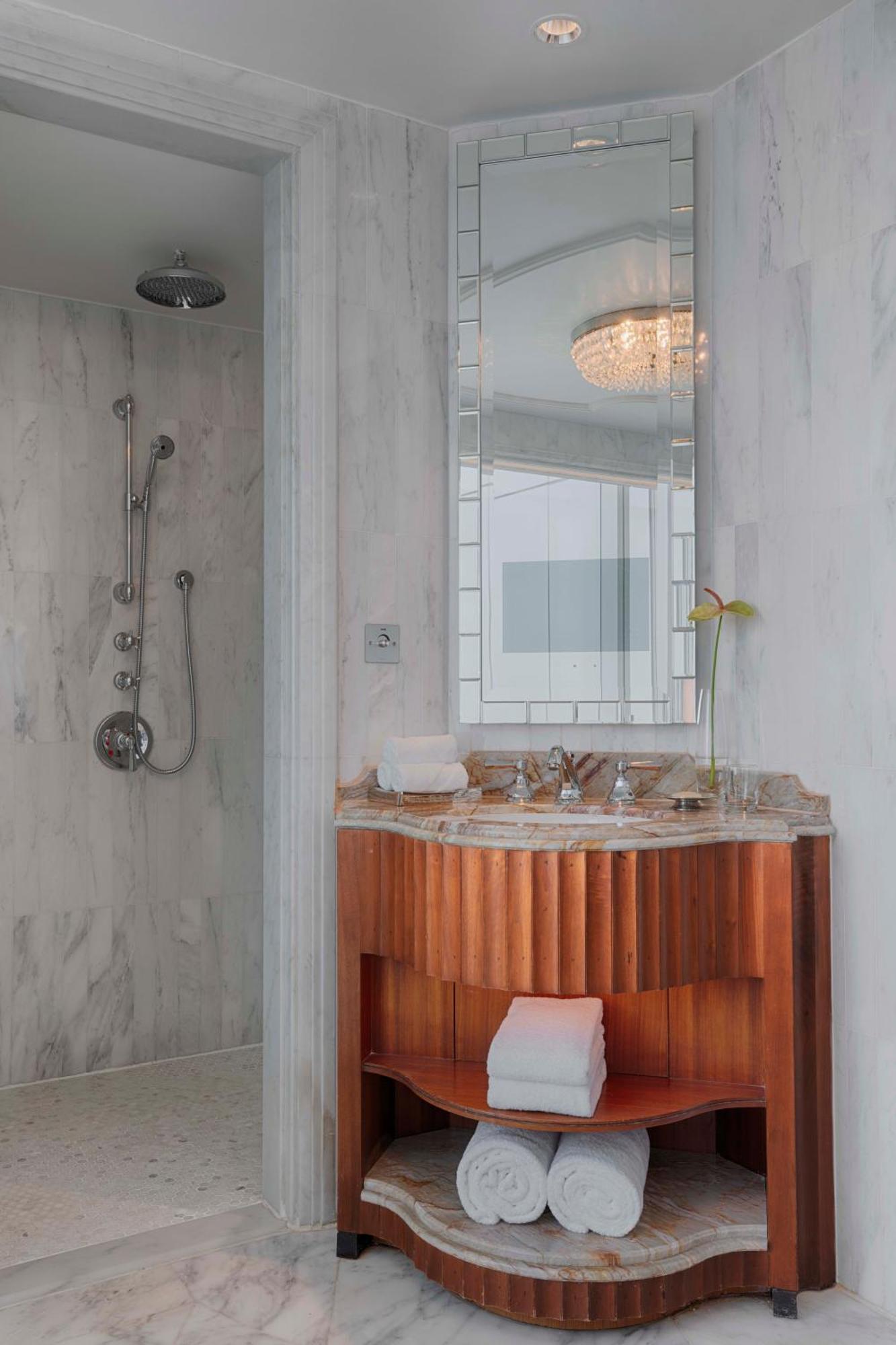 Al Hosen Suite 1 Bedroom Suite 1 King Sea view Top floor