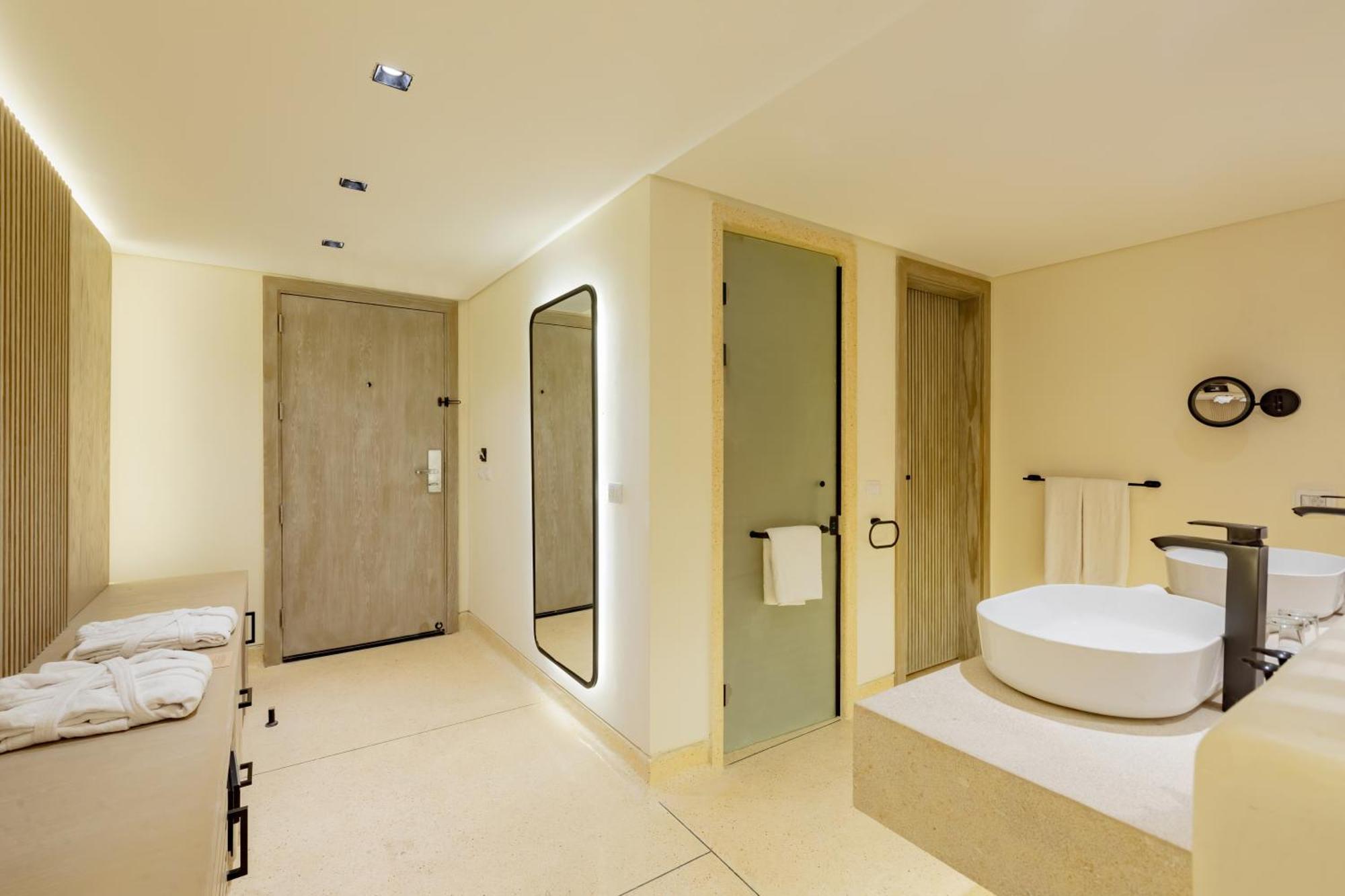 Junior Pool Suite