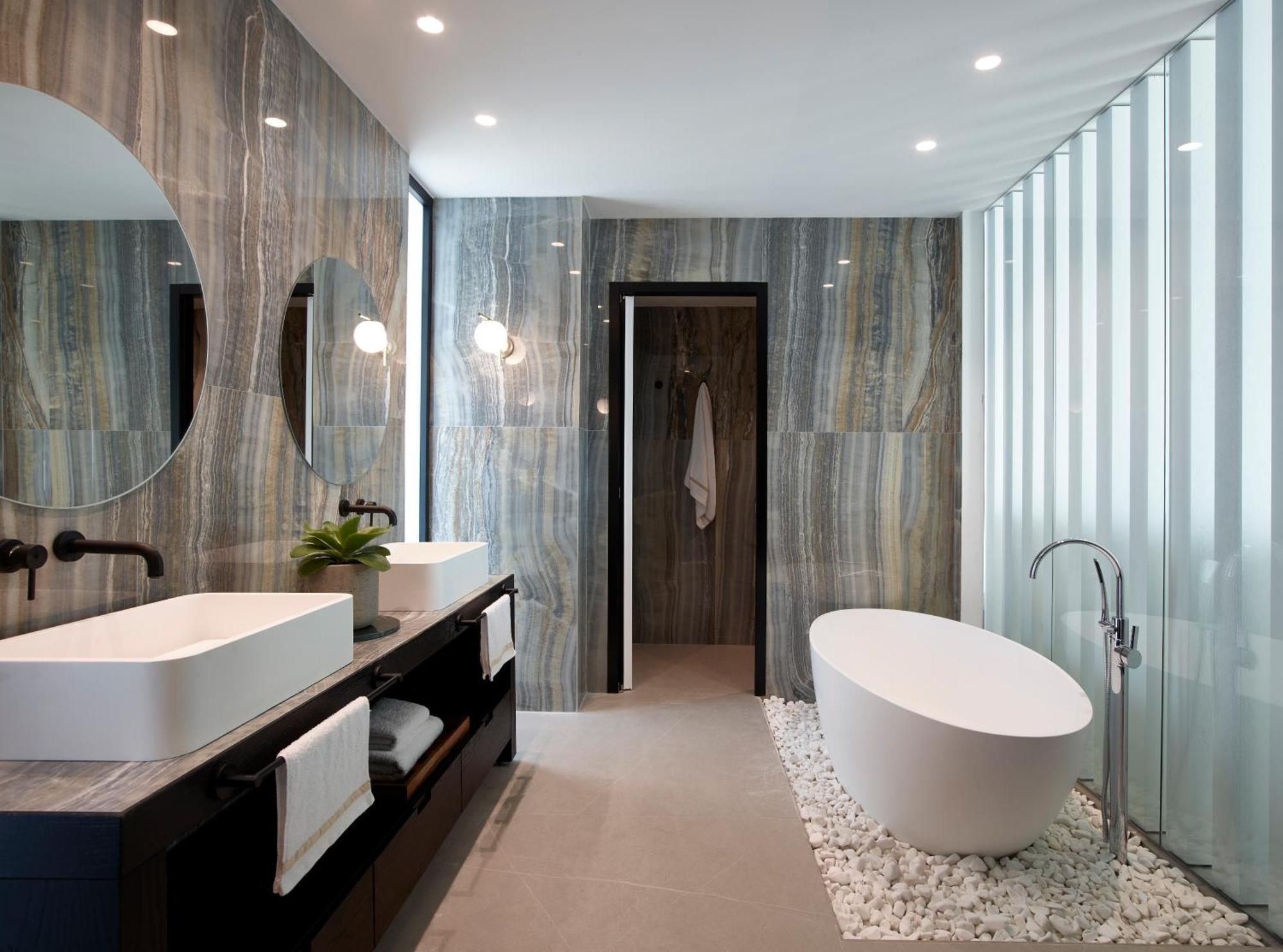 Master Suite con Vista Mare e Vasca Idromassaggio all’Aperto