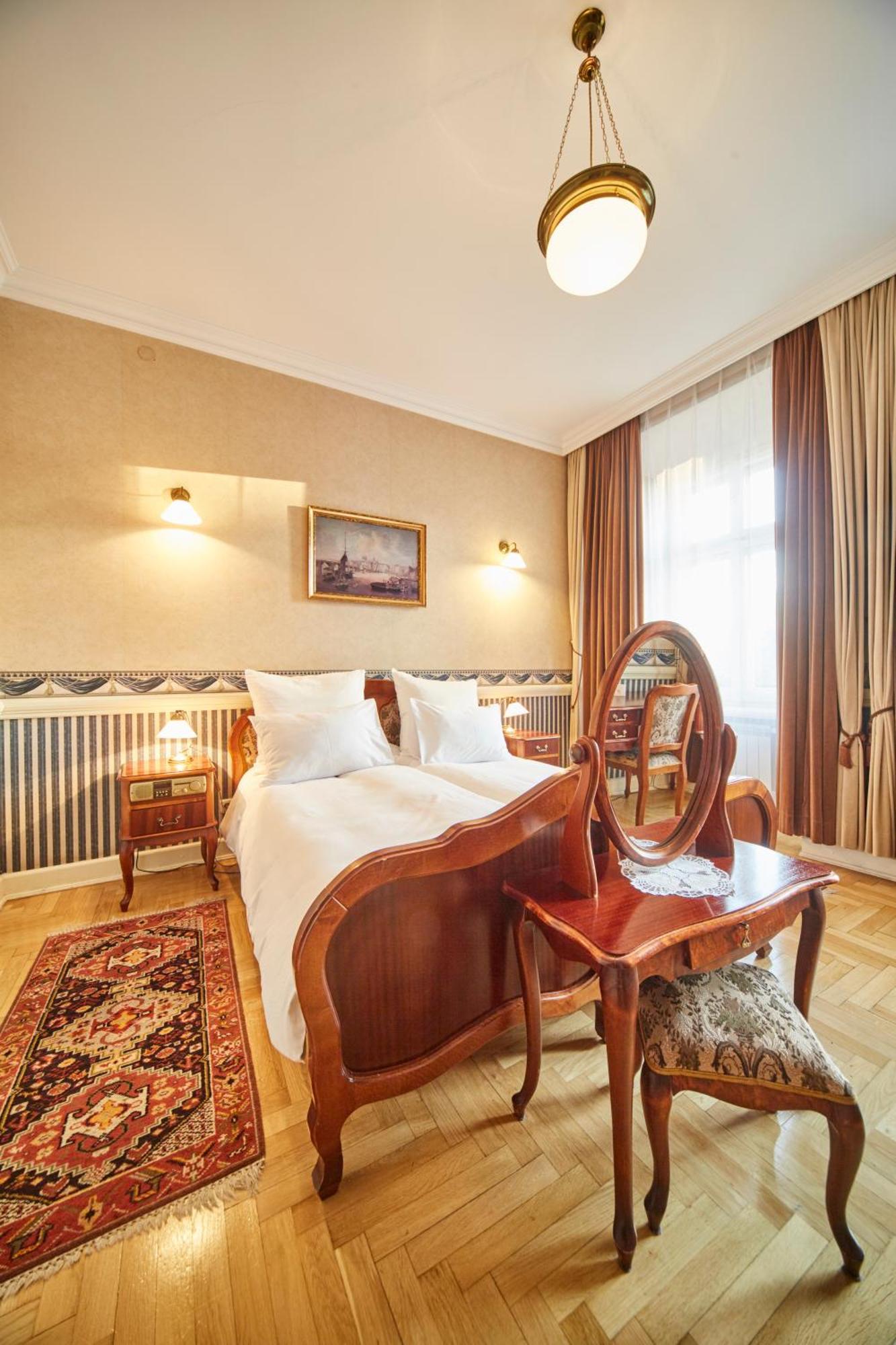 Deluxe Double Room Air-conditioning