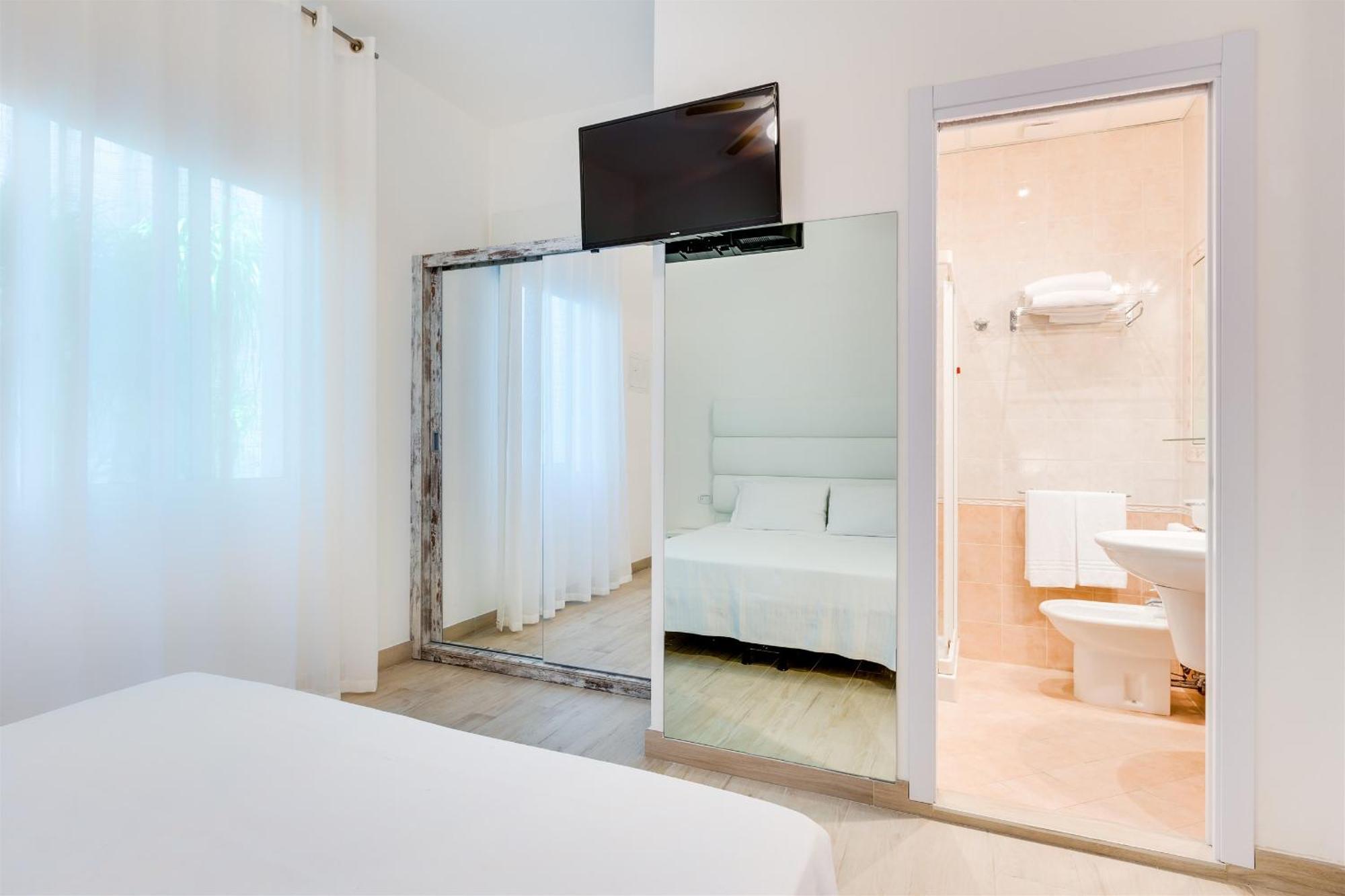 Basic Room with indoor winter garden view,728709031:JPEG