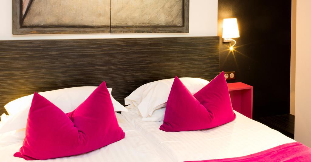 Large Premium Twin Room Non-Smoking
