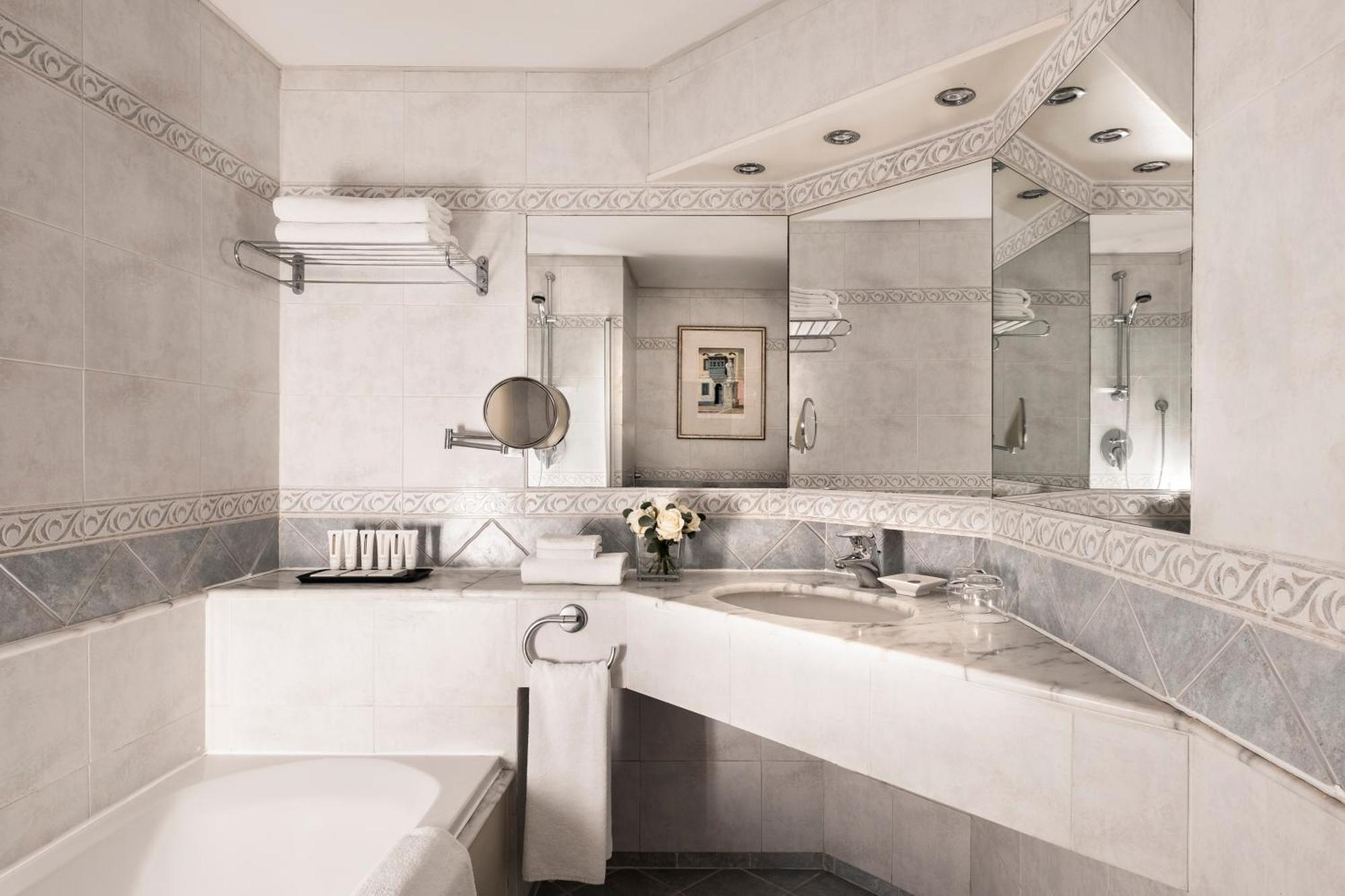 Deluxe Suite Twin Sea View