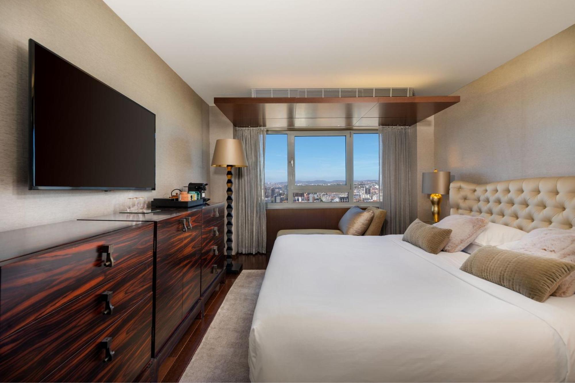 Presidential Suite Club lounge access 1 King Skyline view