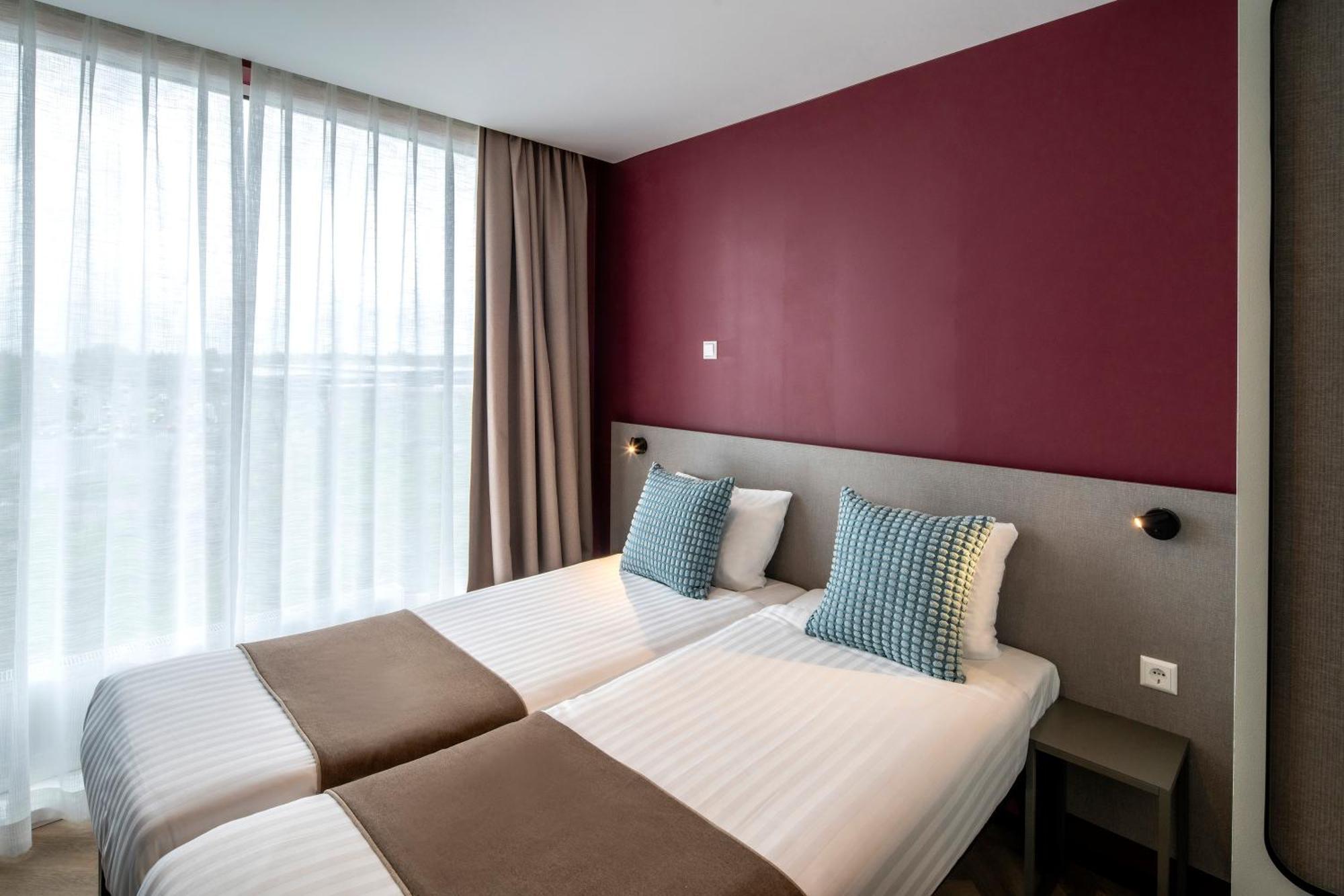 Camera Tripla Standard