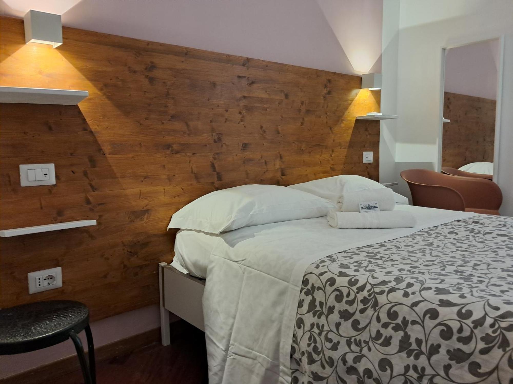 Camera Matrimoniale/Doppia con Letti Singoli con Bagno in Comune
