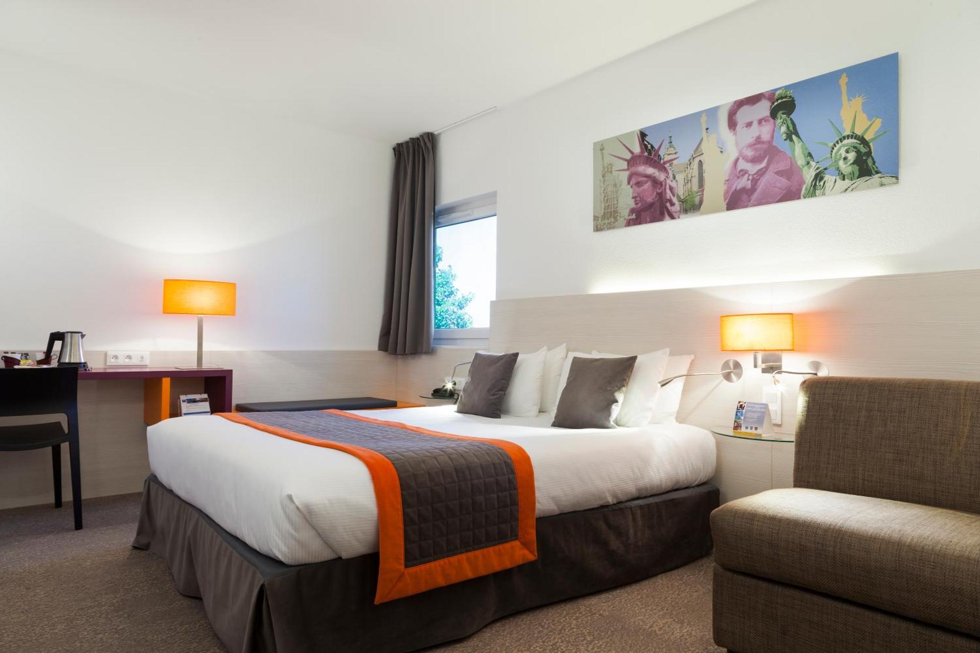 Family Triple Room Queen bed Simple sofa Bed Non-Smoking