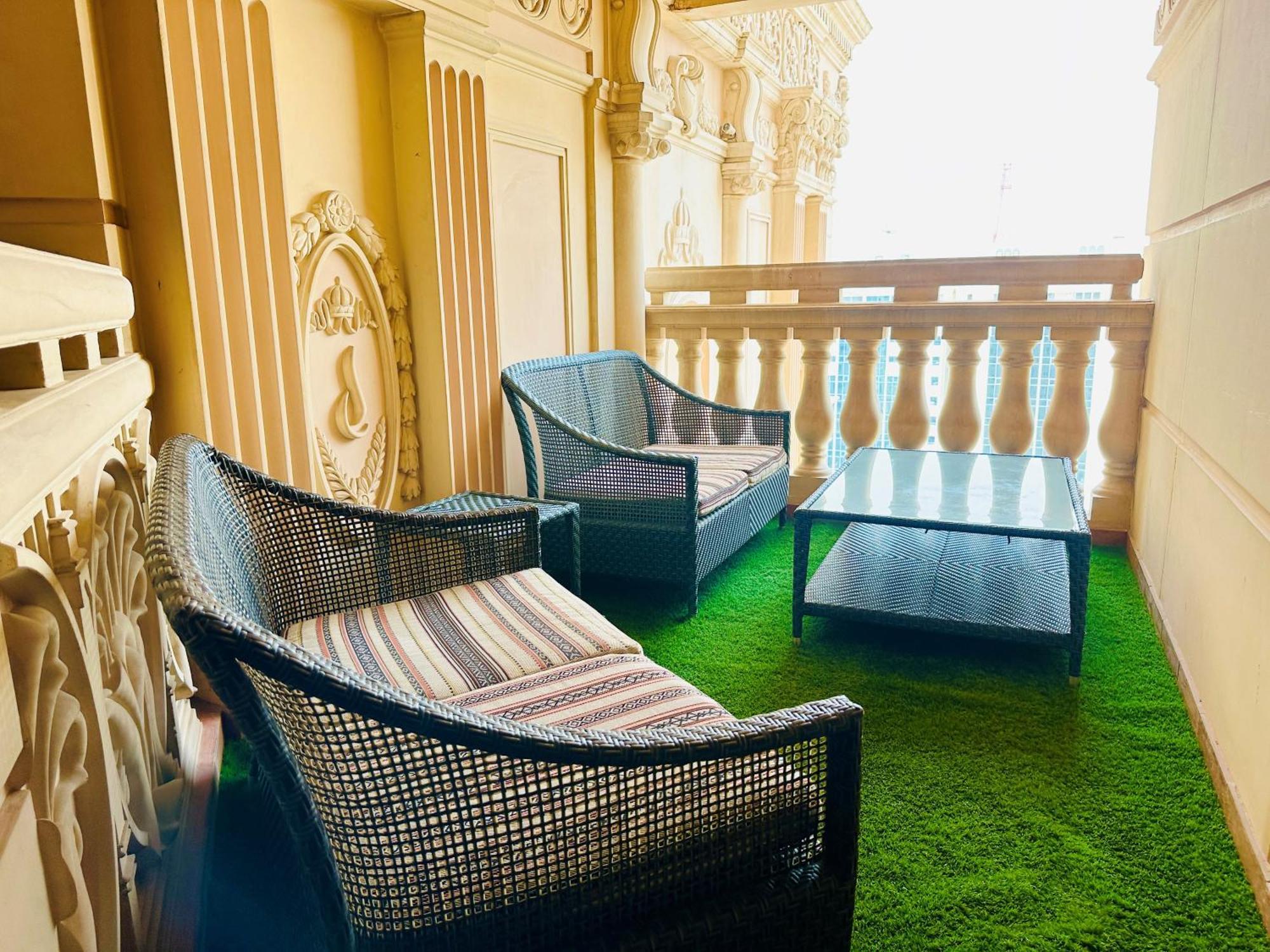 Deluxe One-Bedroom King Suite Terrace