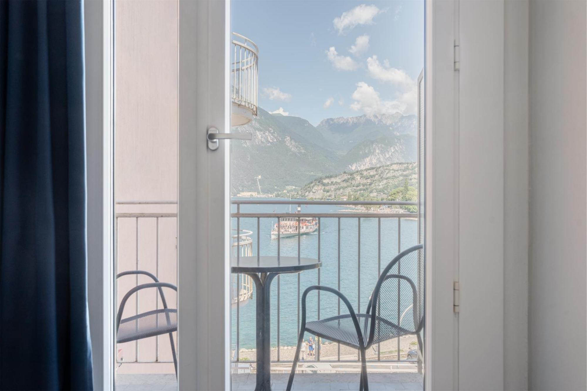 Camera Matrimoniale/Doppia con Letti Singoli con Vista Lago.