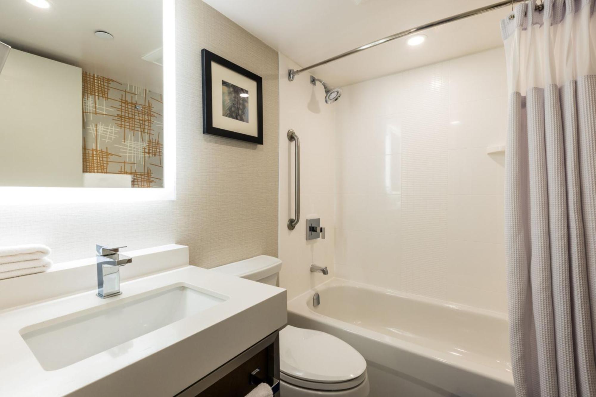 Standard King Room Shower Bath