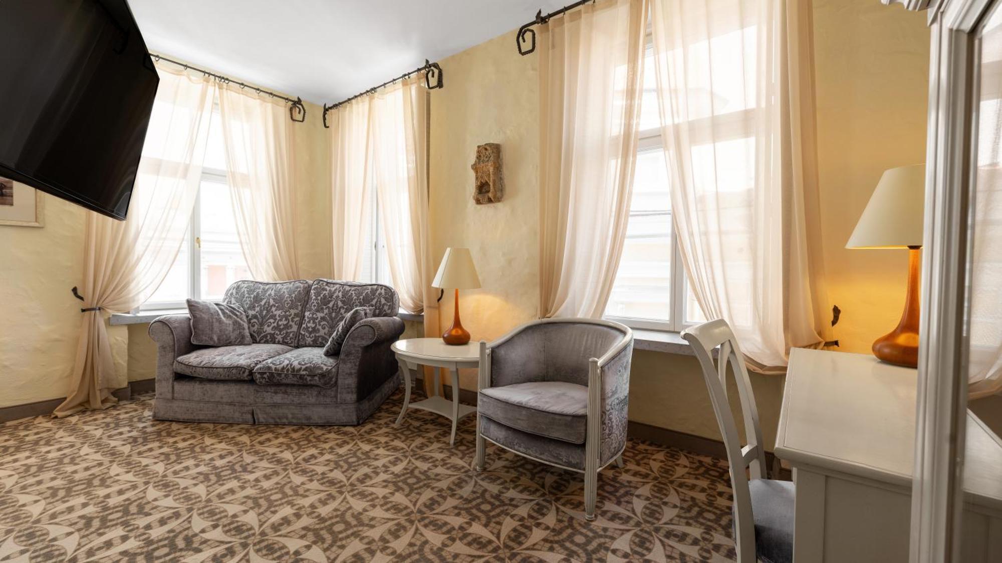 Suite room Spa Bath & Old Town view