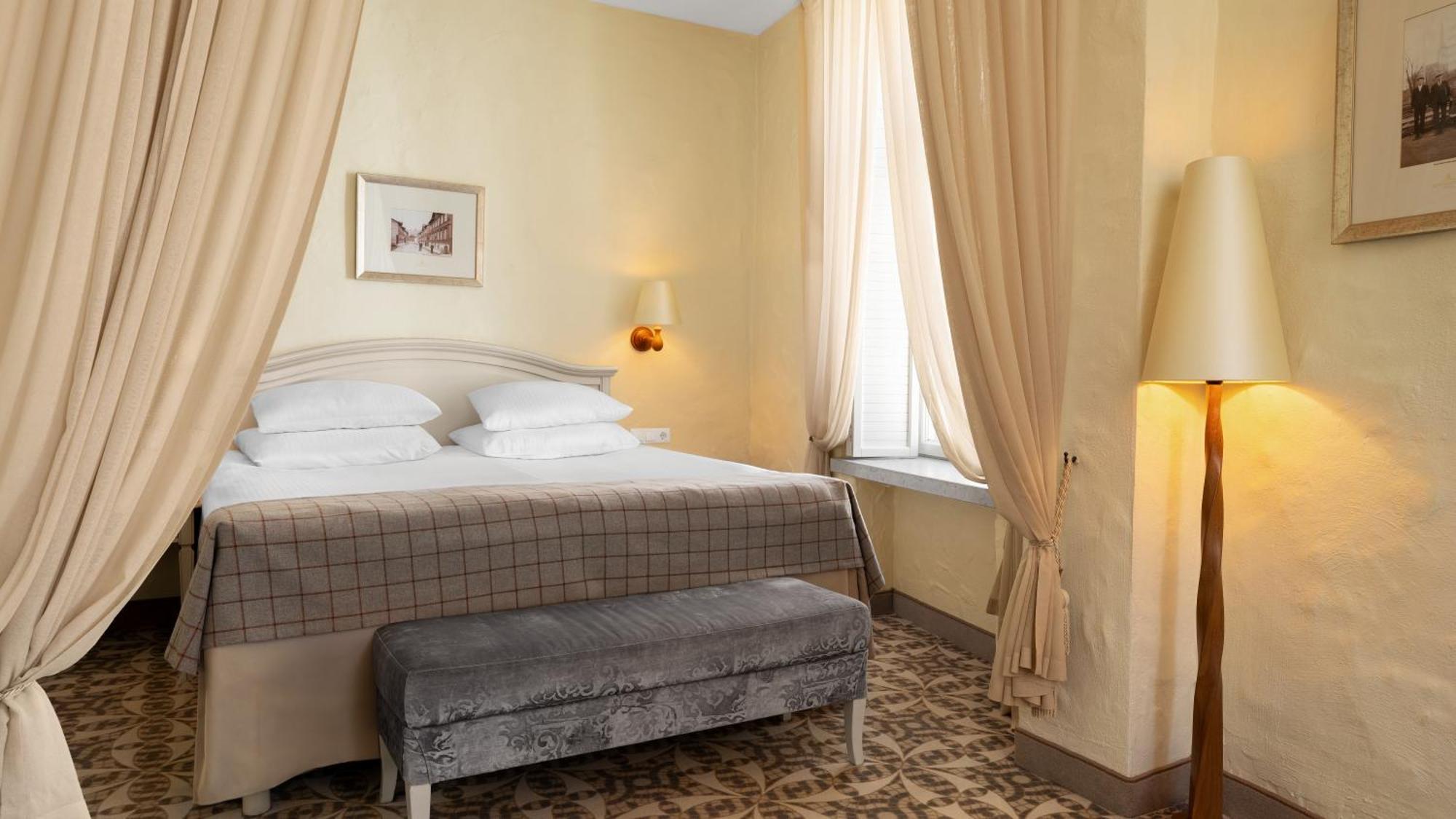 Suite room Spa Bath & Old Town view