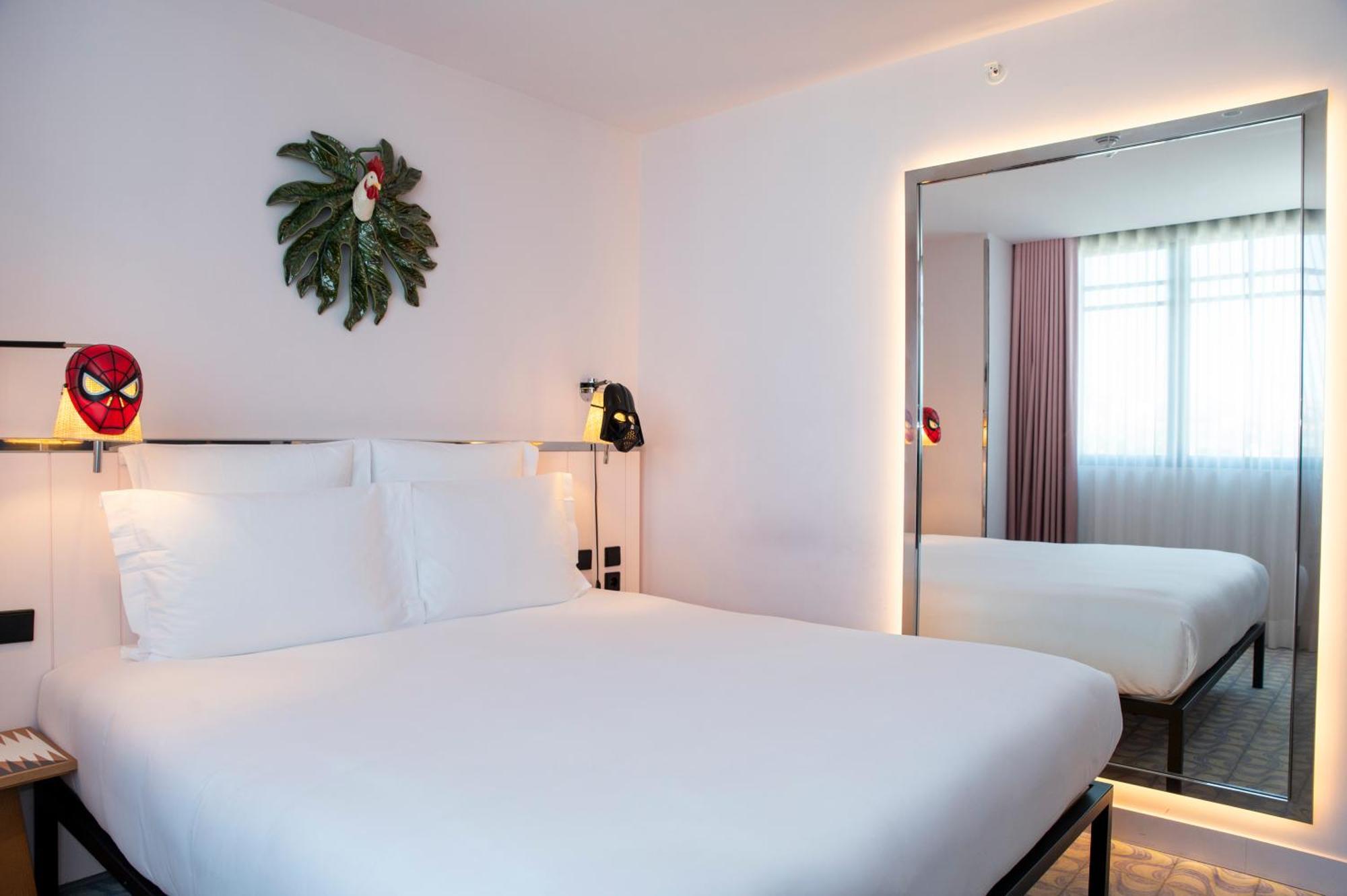 Medium Mama Double Room King Bed Balcony Avenue View