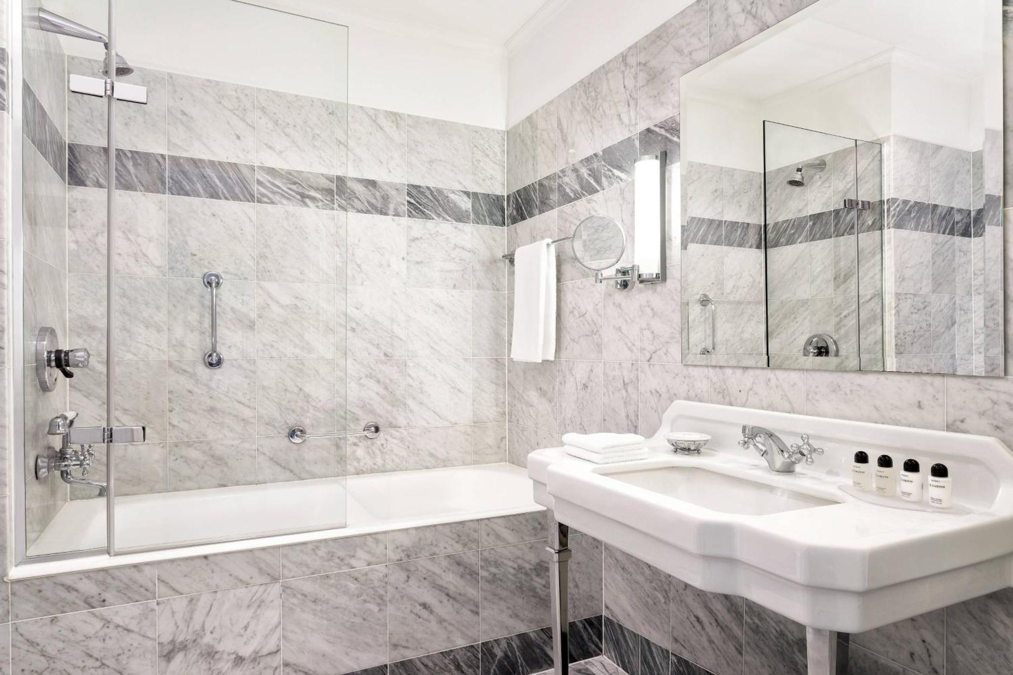 Glorietta Suite 2 Bedroom Suite 1 King Main Street view