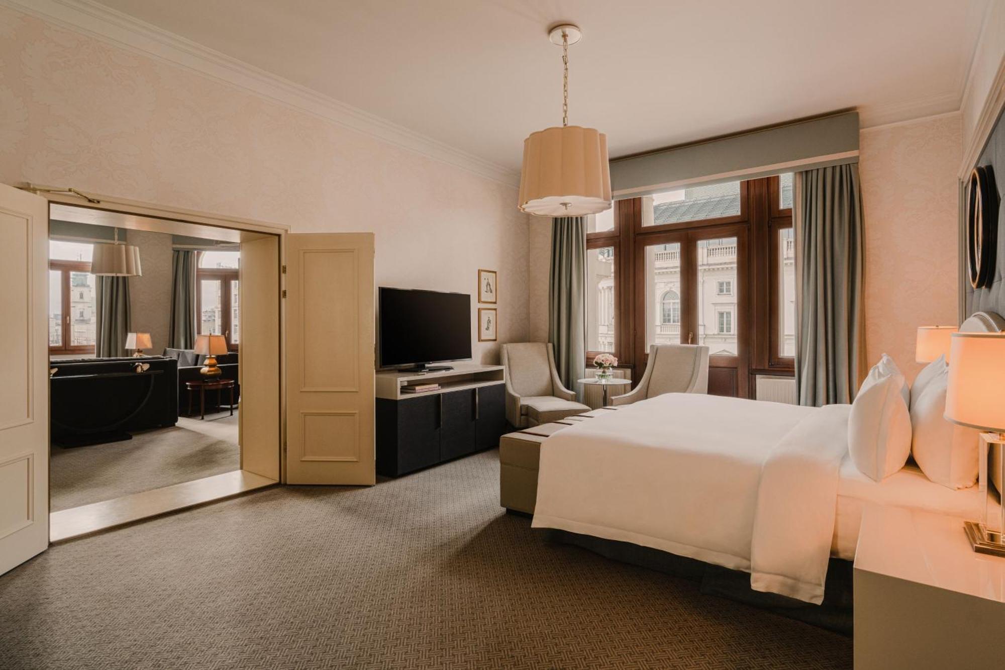 Glorietta Suite 2 Bedroom Suite 1 King Main Street view