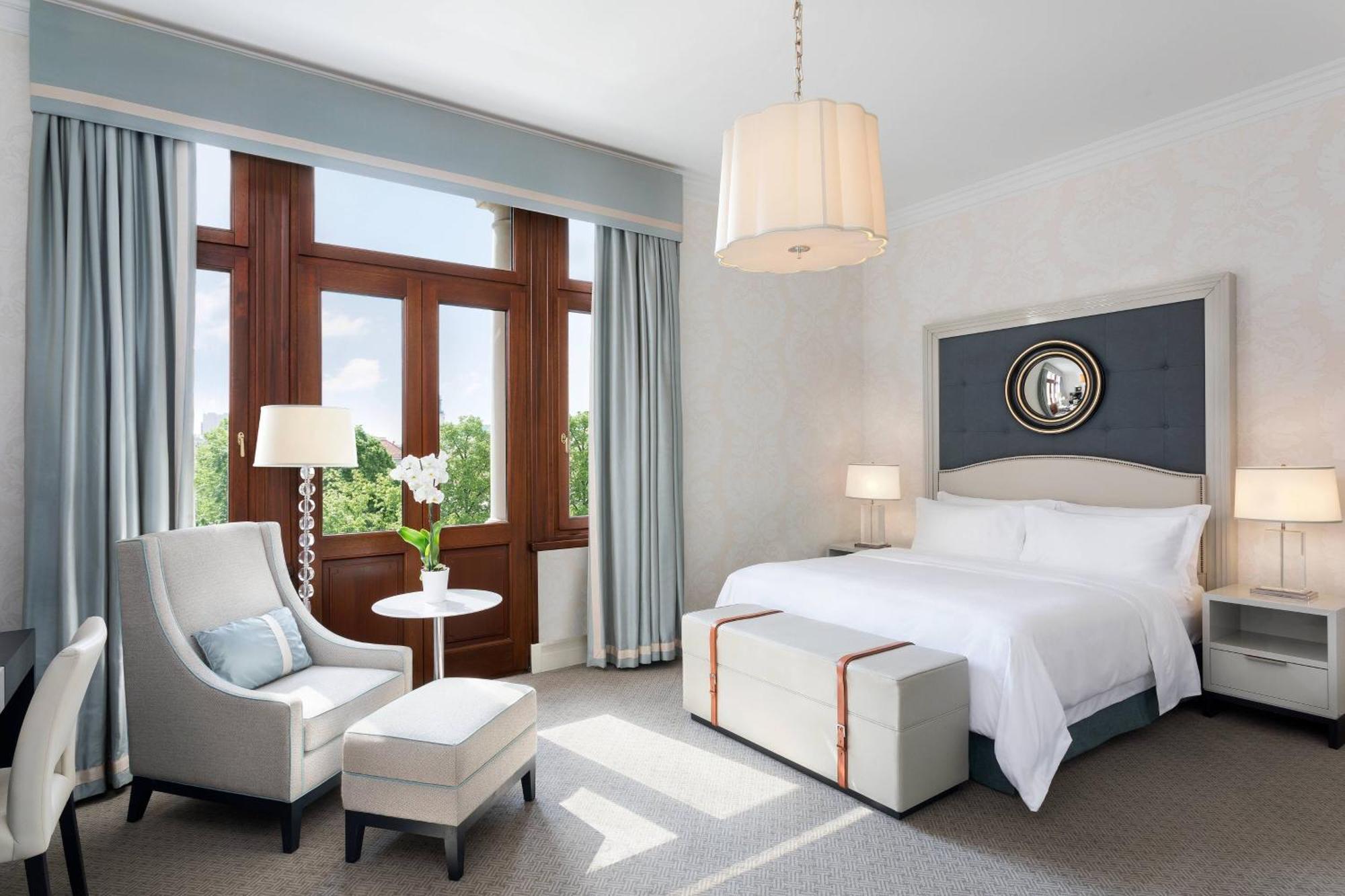 Glorietta Suite 2 Bedroom Suite 1 King Main Street view