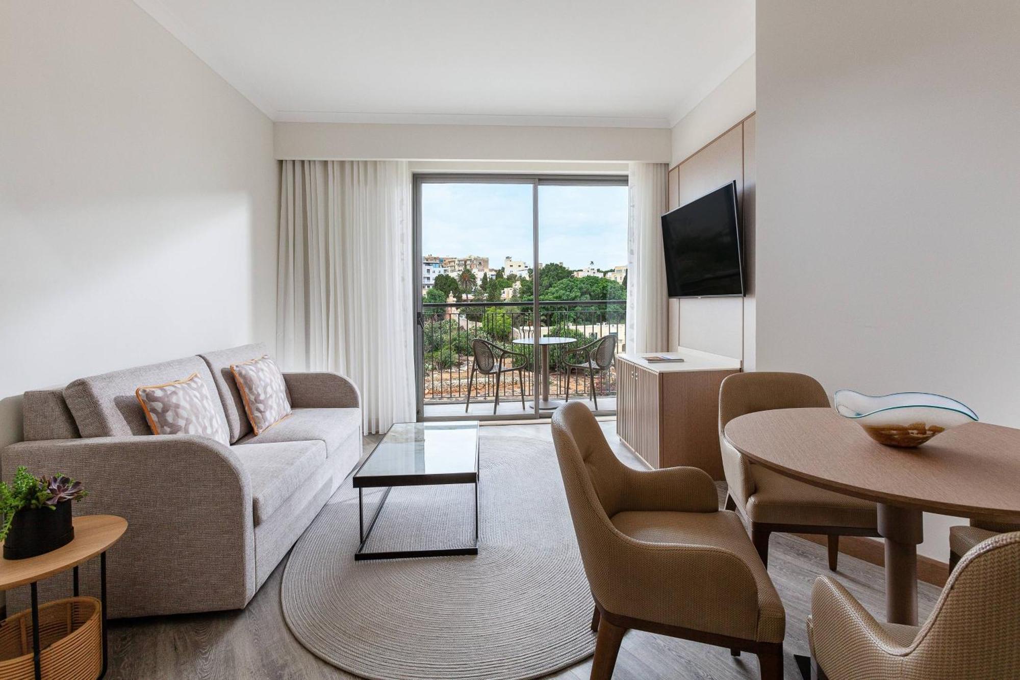 Executive Suite M Club Lounge Access