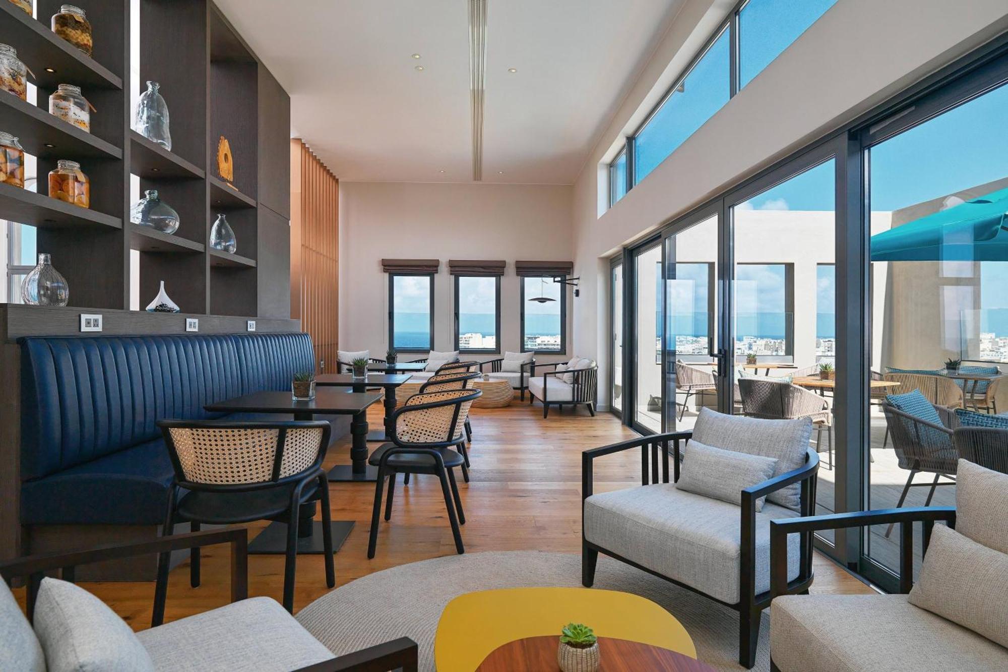 Junior Suite Town View M Club Lounge Access