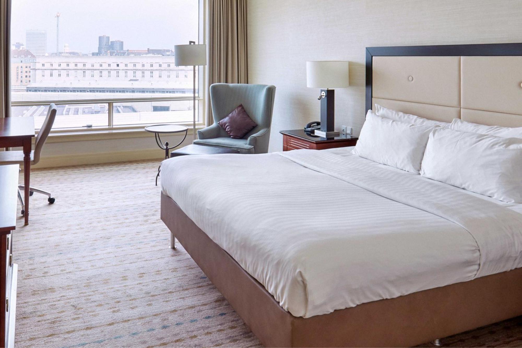 Deluxe Guest Room 1 King City View