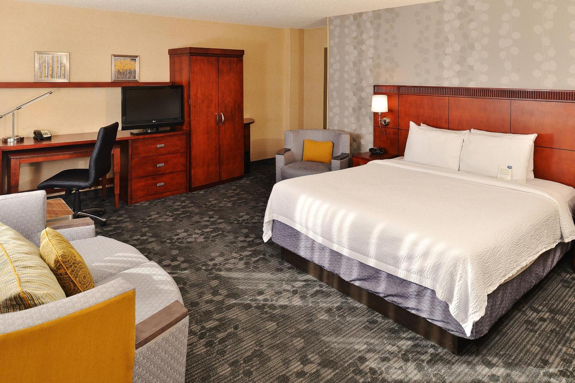 Premium King Room with Sofa Bed and Mountain View - Hearing Accessible