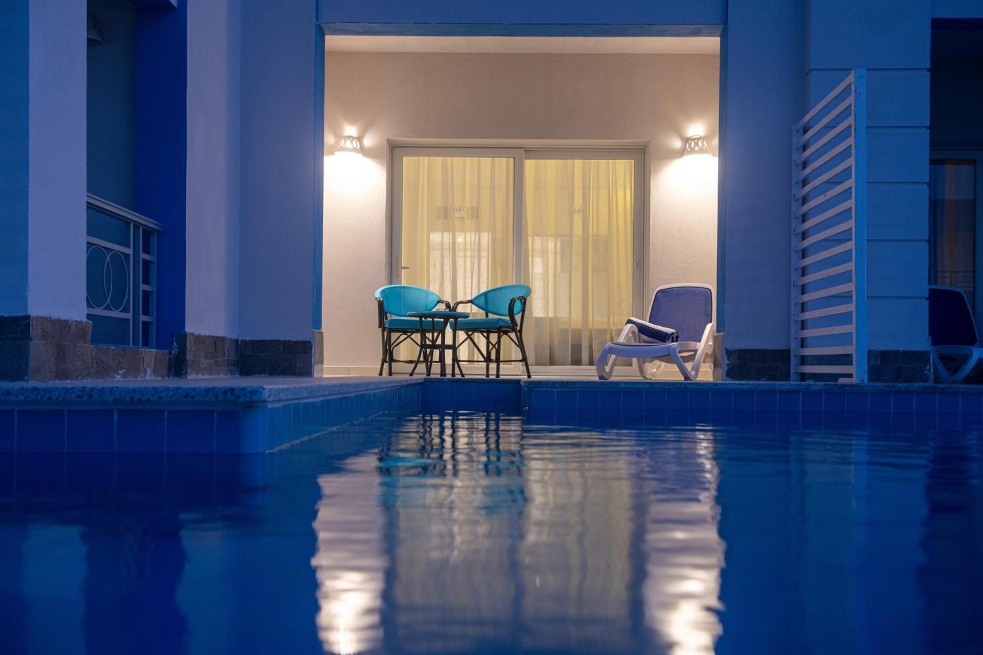 Swim Up Room
