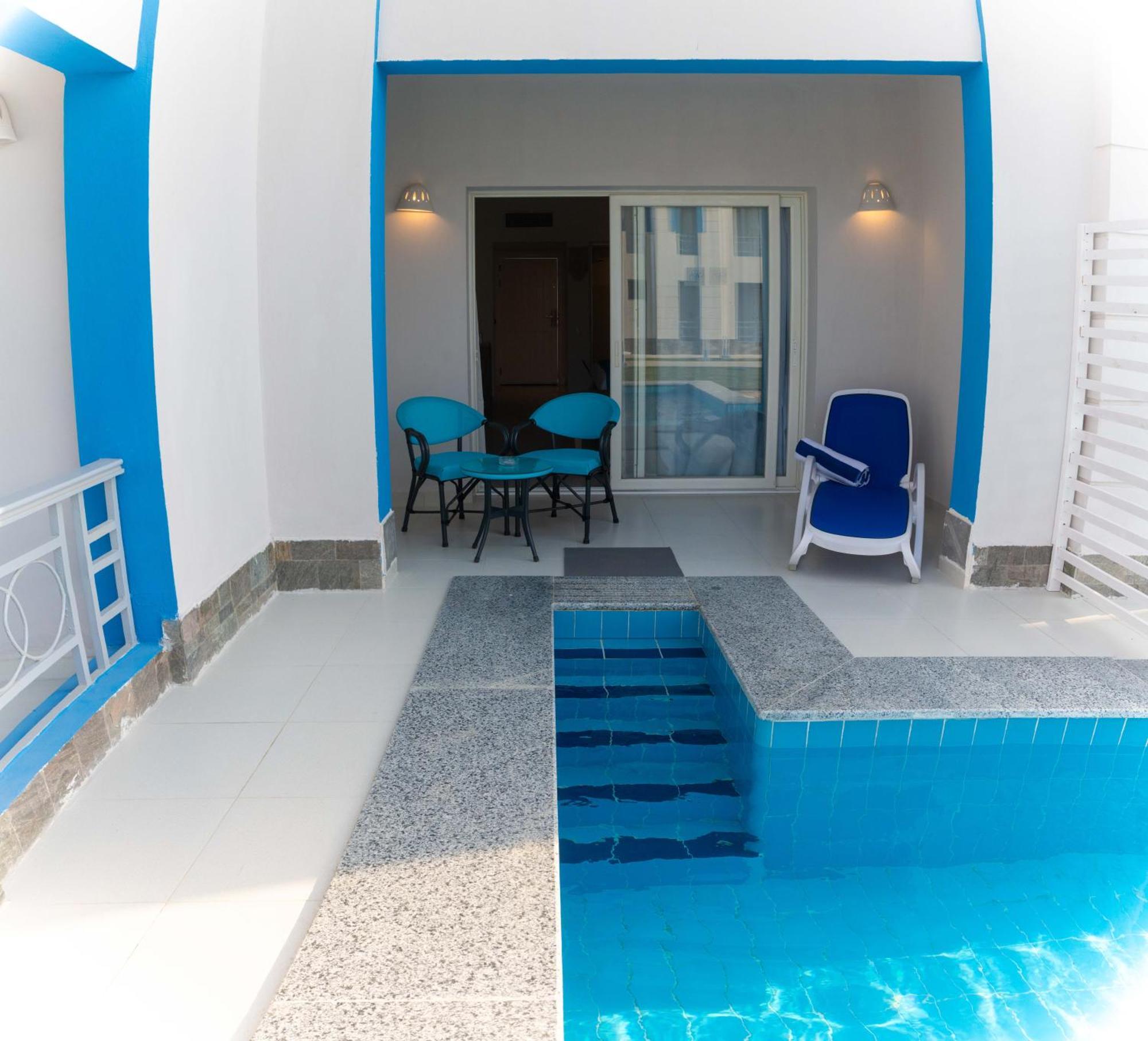 Swim Up Room