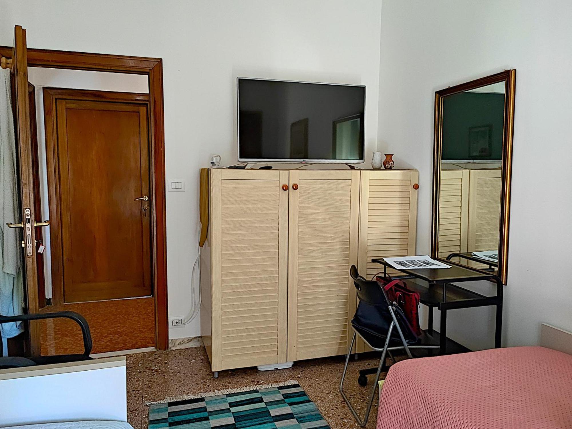 Twin Room Private External Bathroom