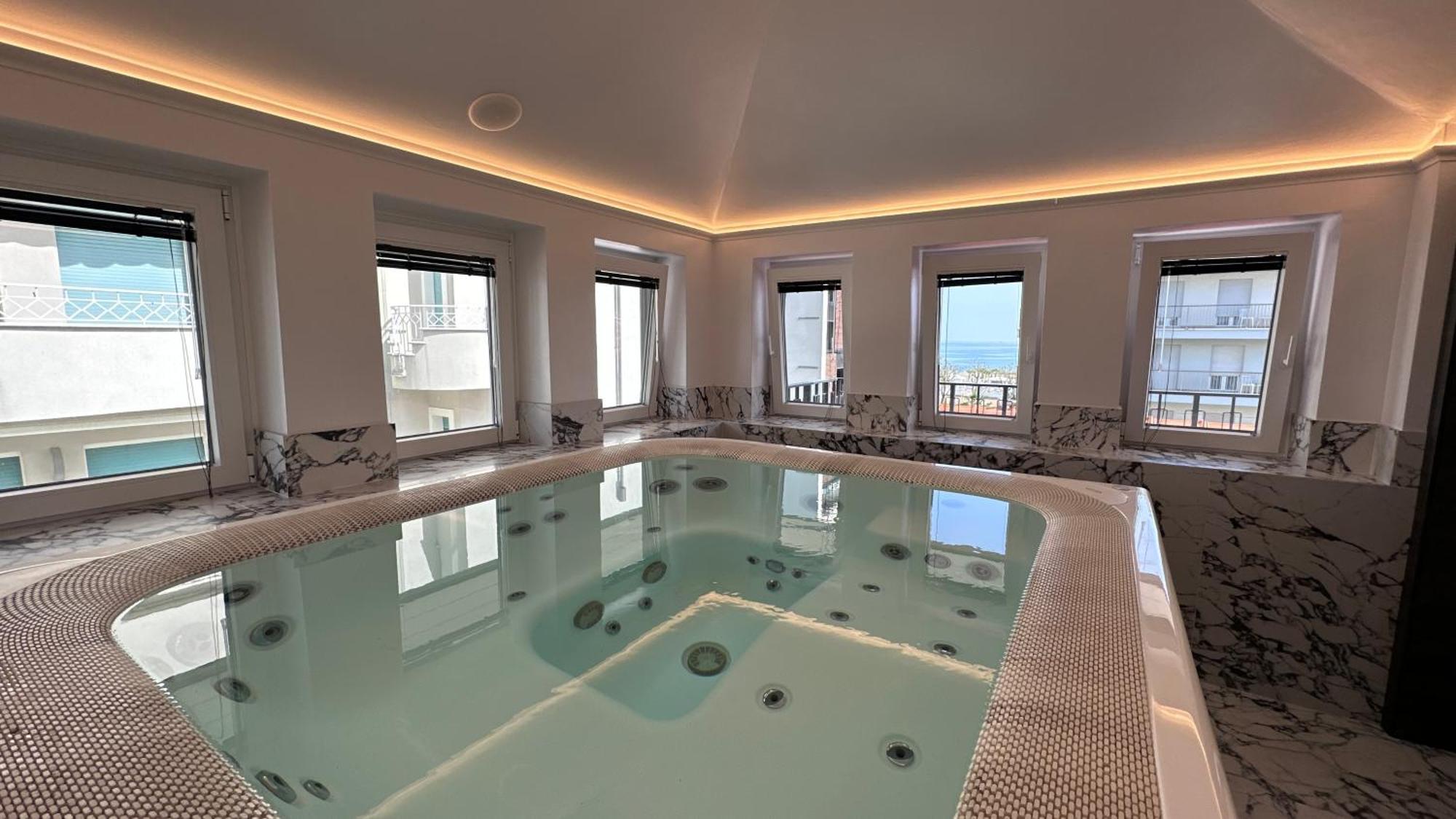 King Suite Spa Bath