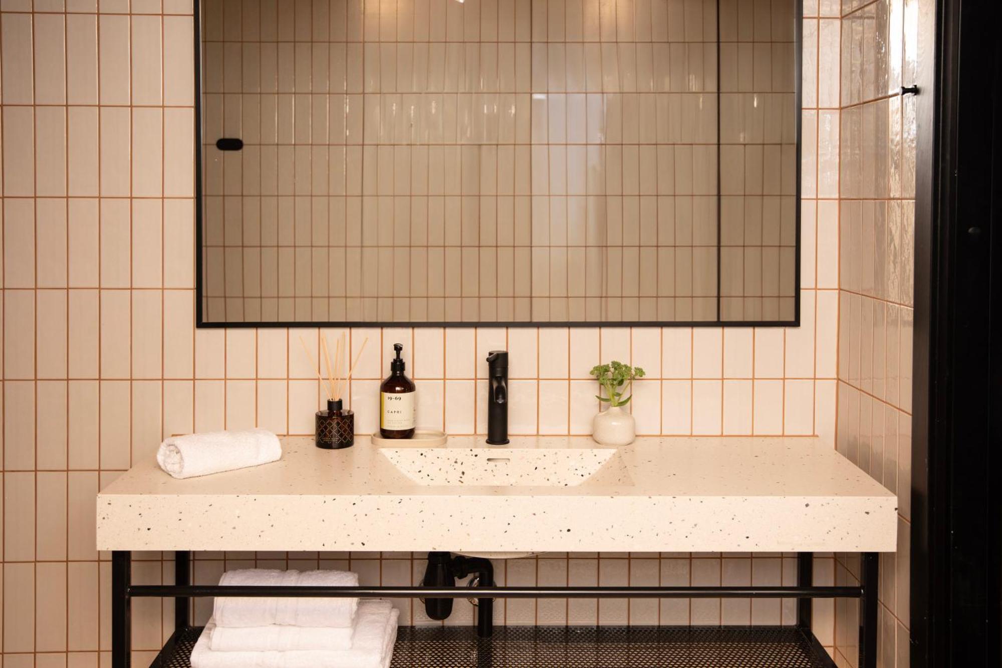 Signature Penthouse 1 Bedroom Sauna Balcony Kitchen